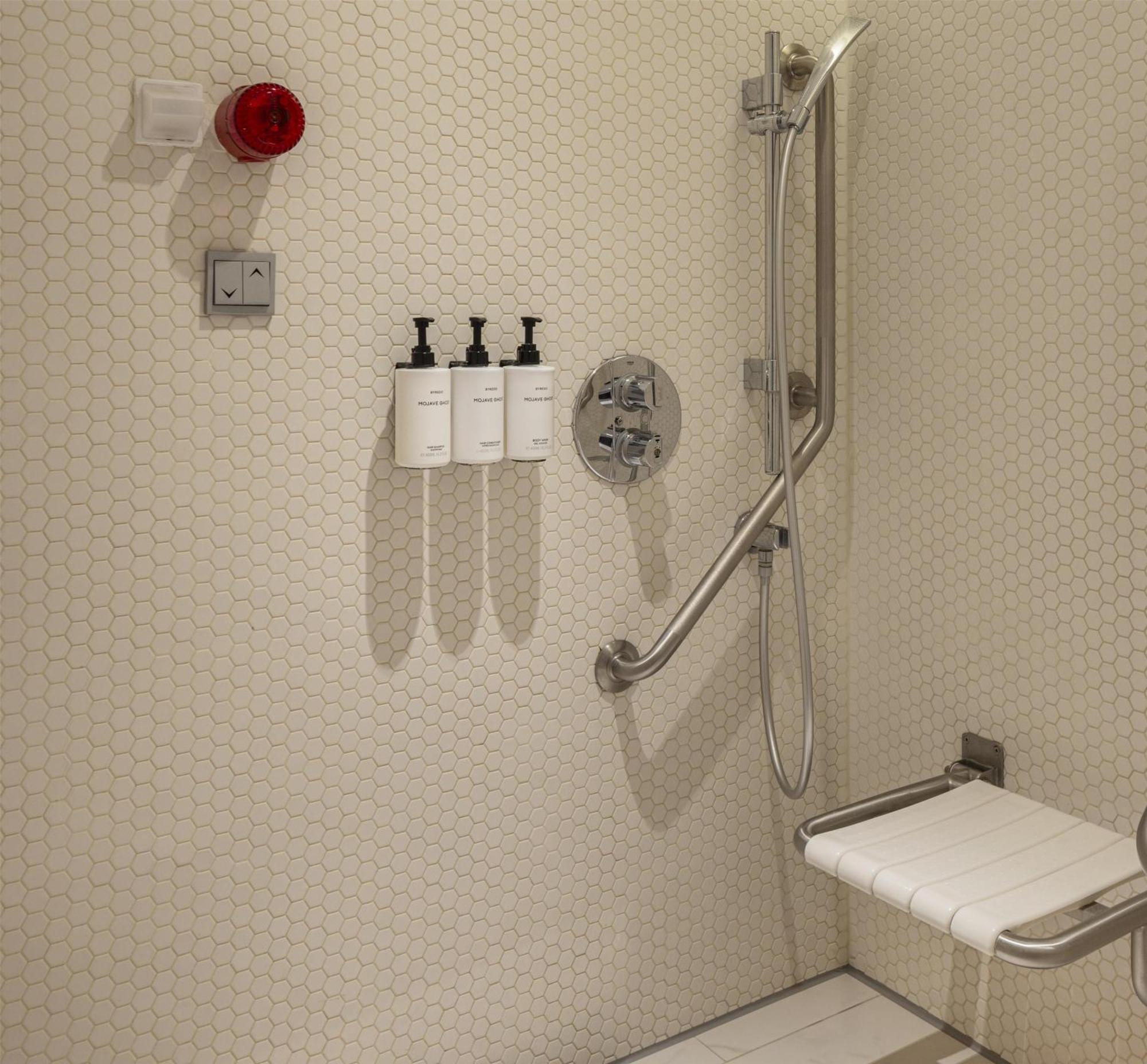Deluxe King Room Wheelchair Accessible,1698856346:JPEG