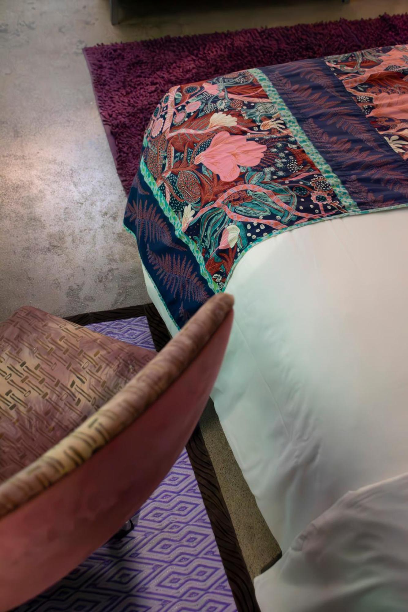 Habitación con cama grande