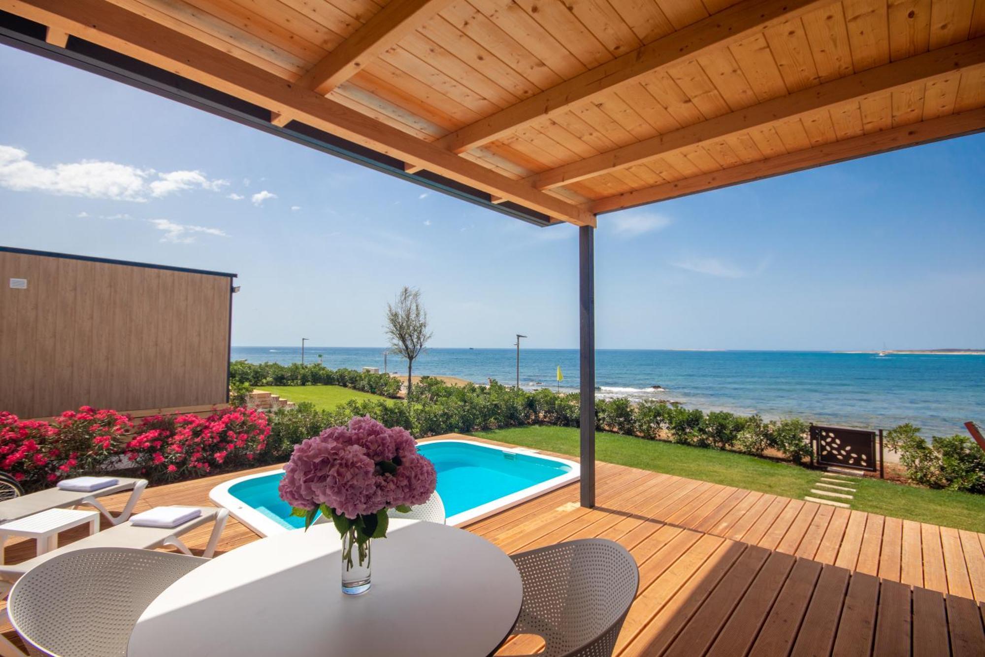 Deluxe Kampeervilla met Eigen Zwembad - Eerste Rij naar de Zee
