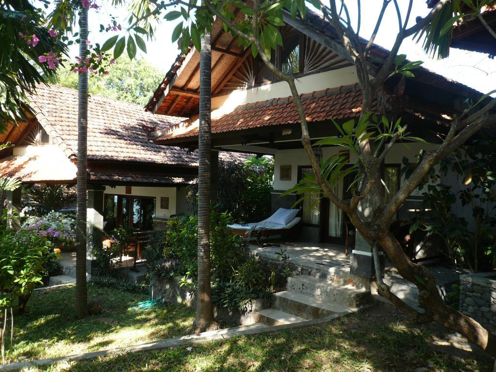 Cottage with Side Sea View