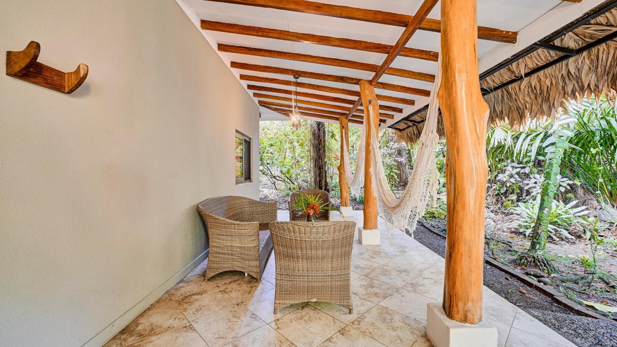 Suite Junior con cama grande y vistas a la selva