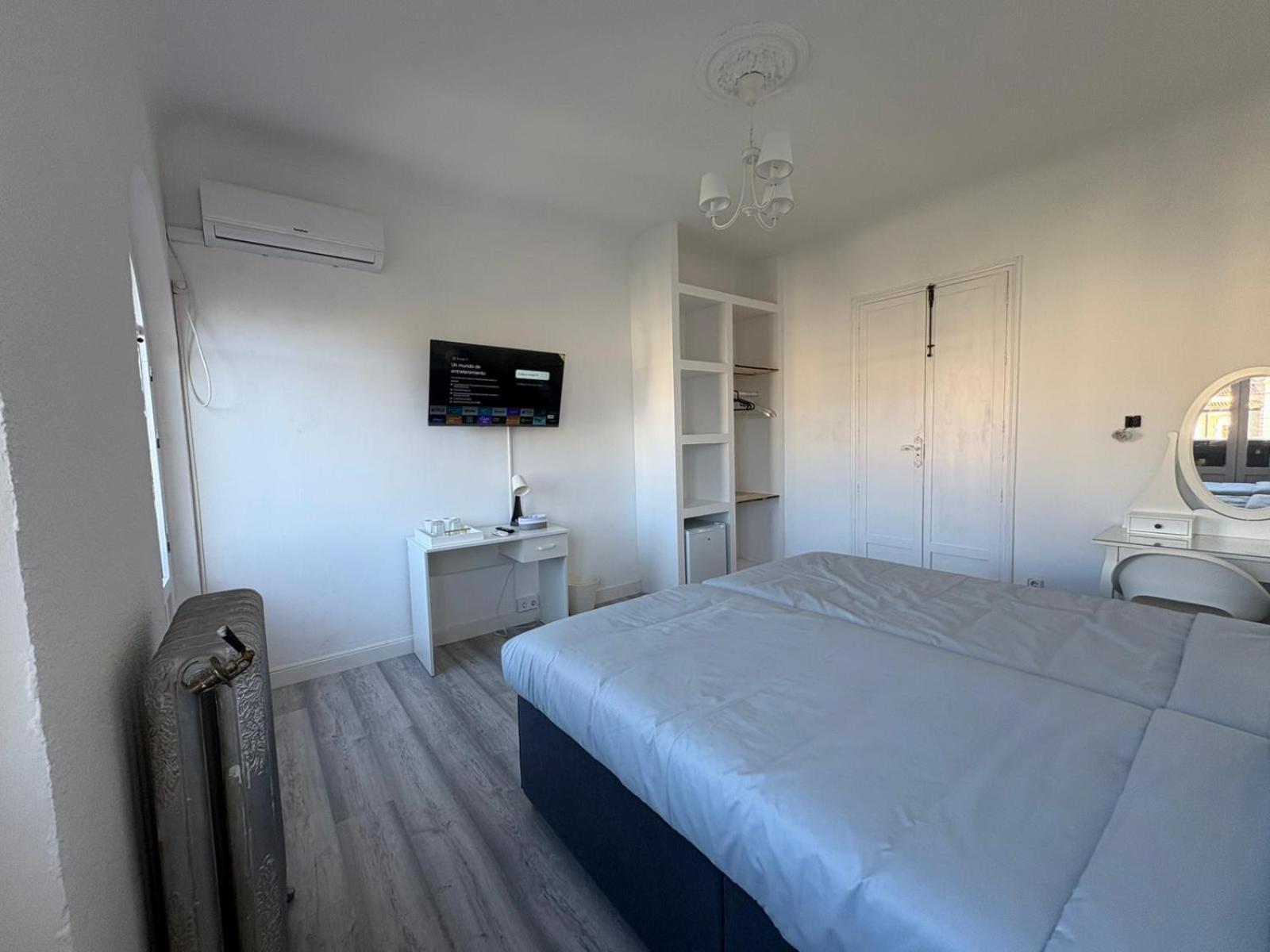 Double or Twin Room with Shared Bathroom,1703566529:JPEG