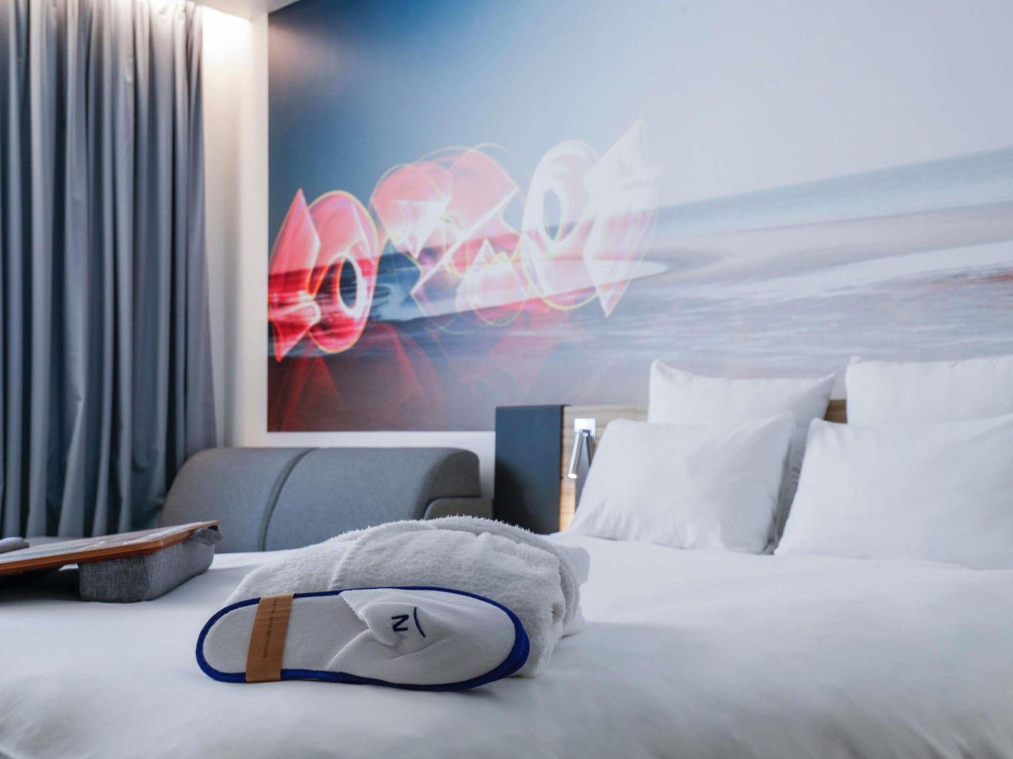 Habitación Superior con cama grande y sofá