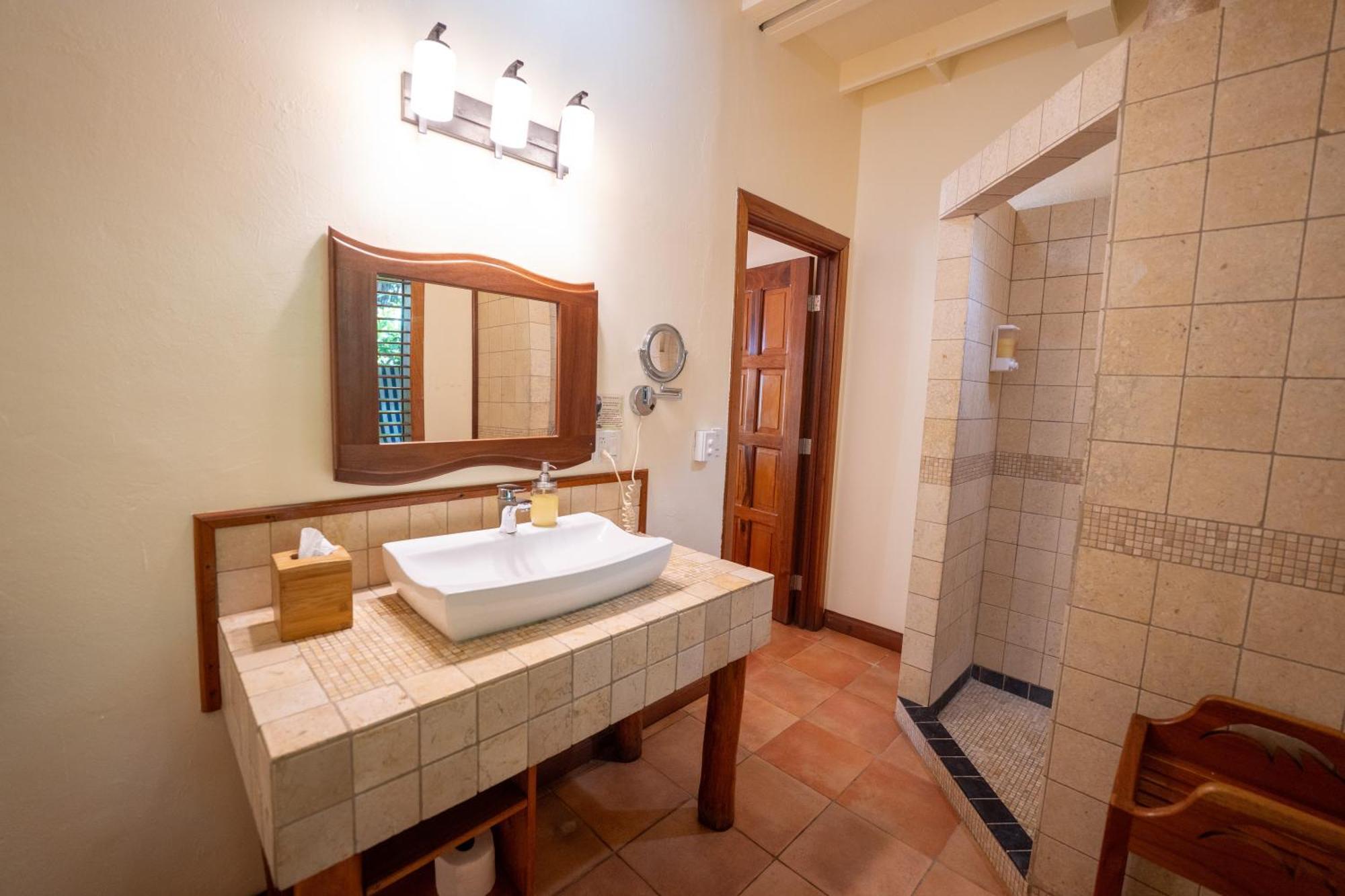 Deluxe Queen Poolside Room with Ocean View