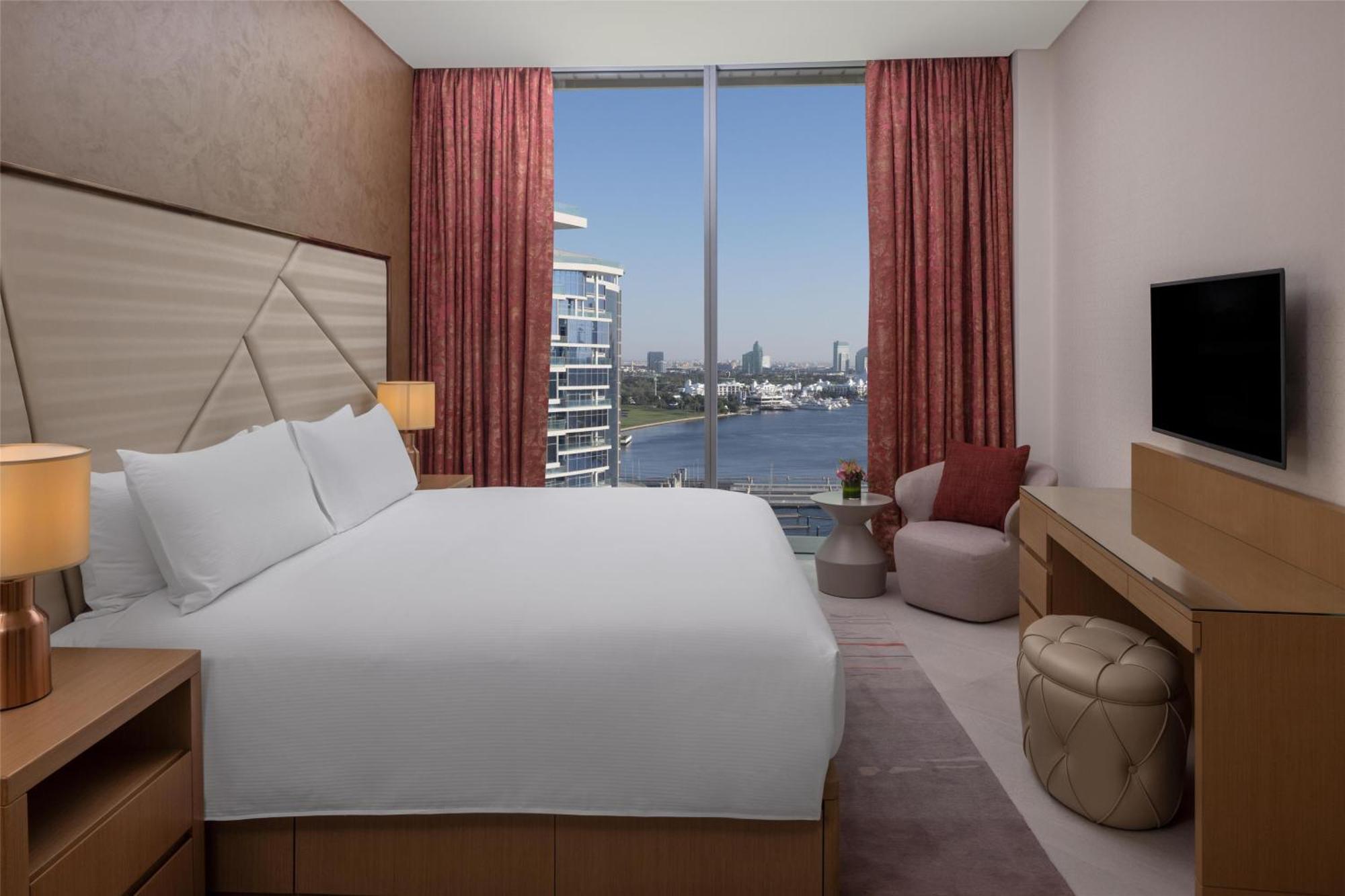 One-Bedroom King Apartment with Creek View