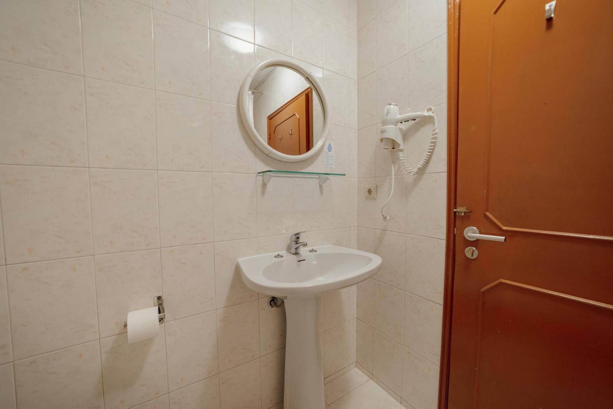 Twin Room Private External Bathroom