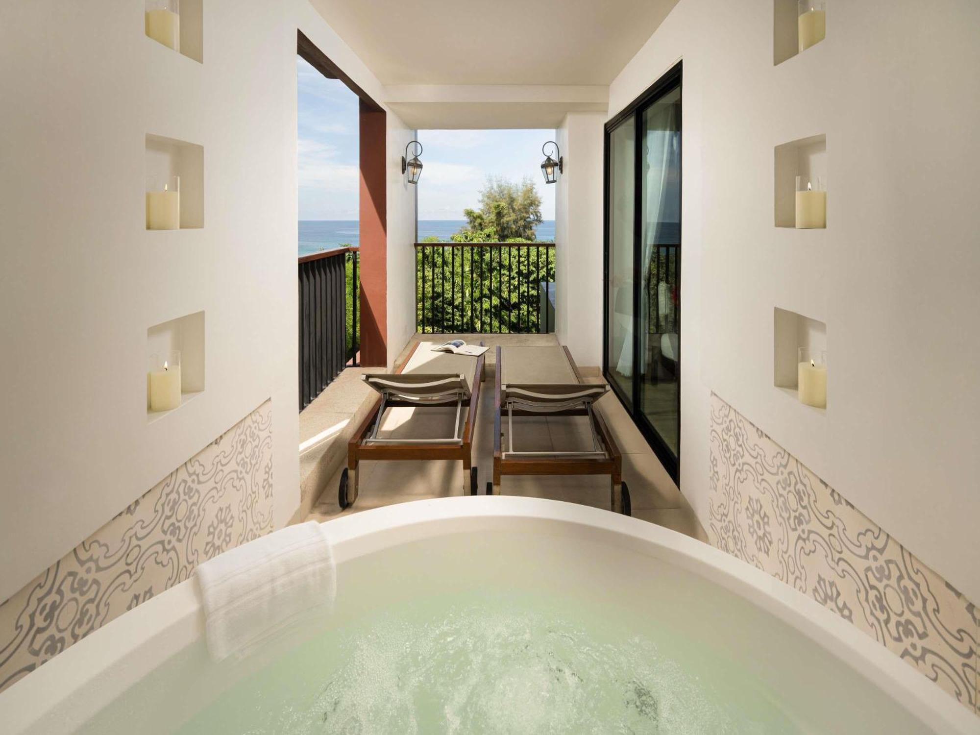Deluxe Suite with Whirlpool Bath – Sea View