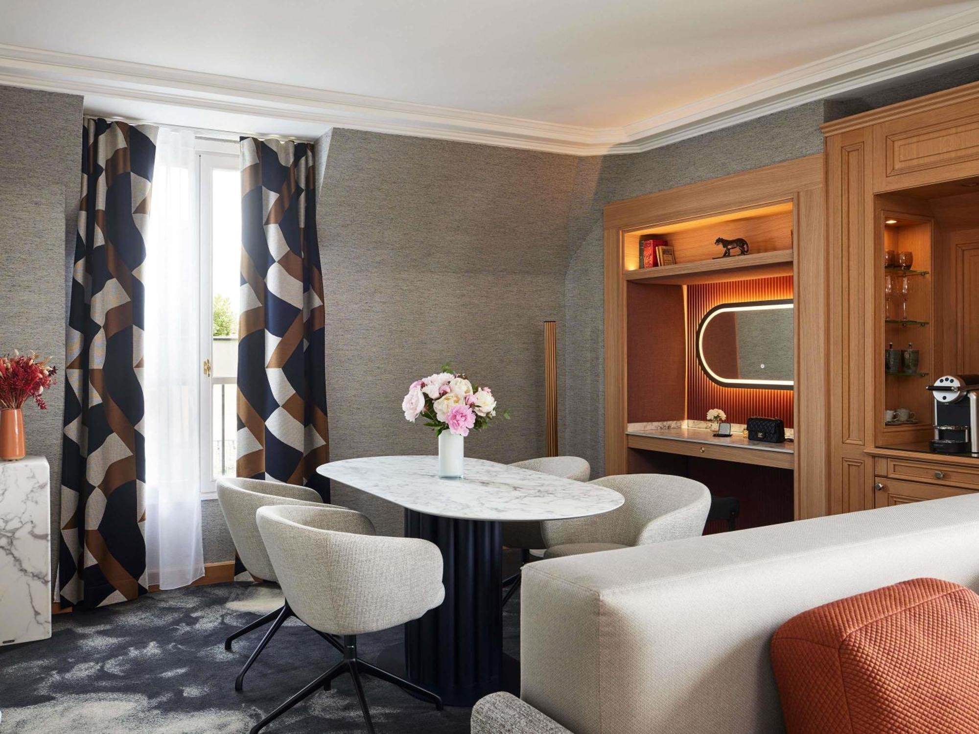King Signature Suite with Eiffel Tower View and Lounge Access