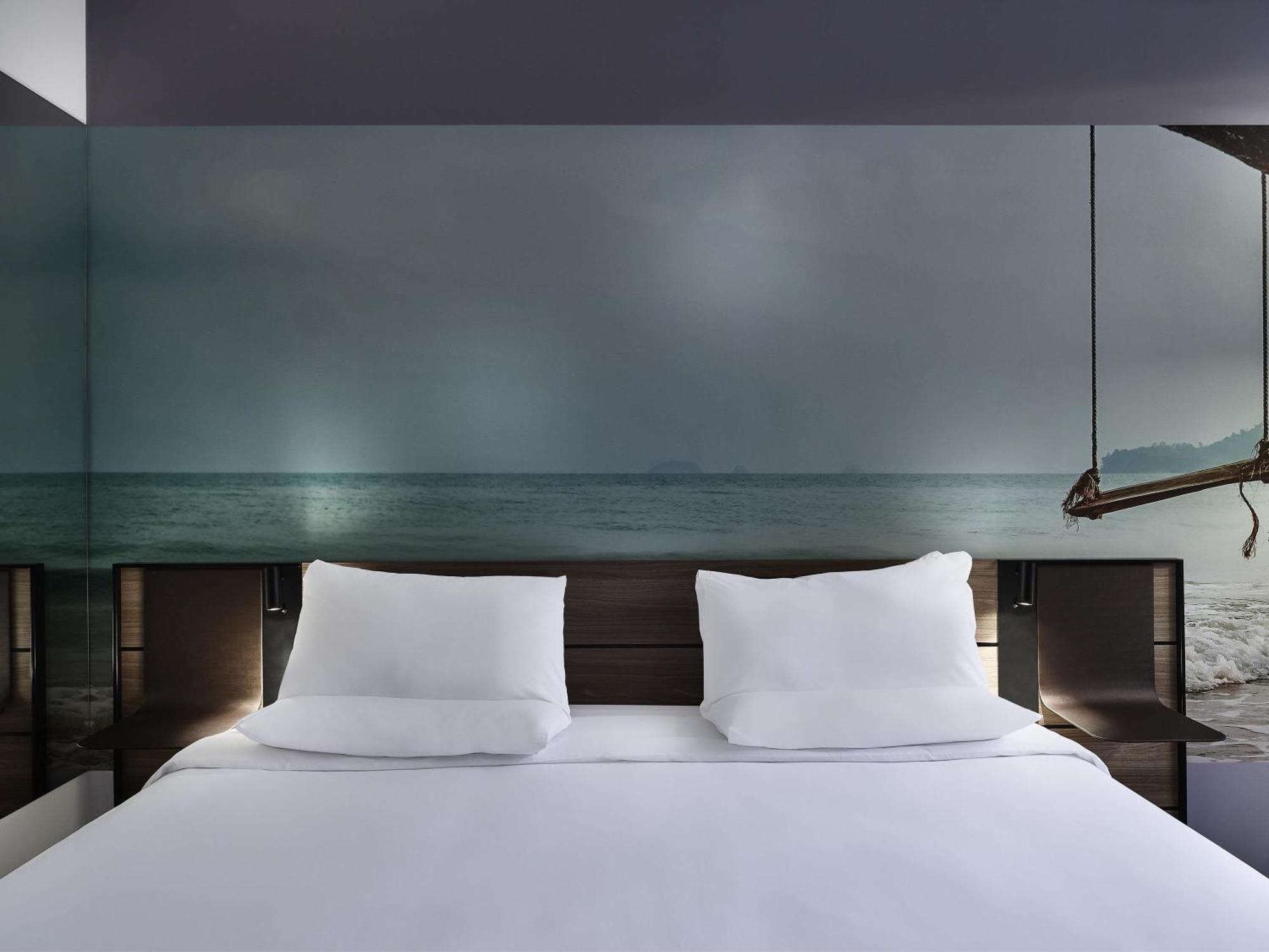 Quarto Queen Familiar com Sofá e Vista