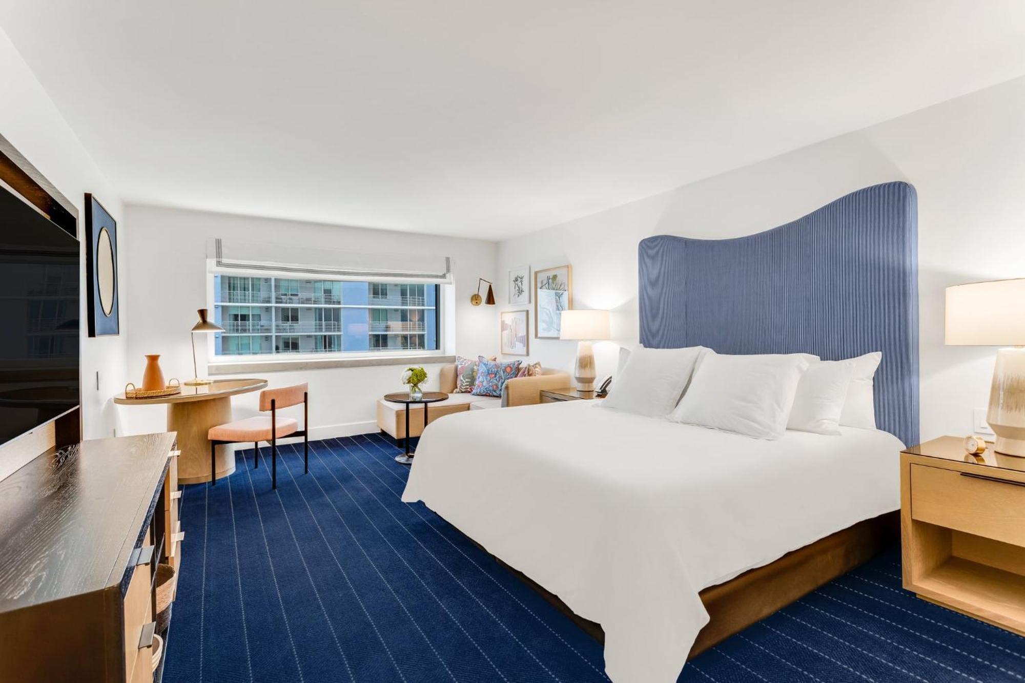 Quarto Clássico com Cama King-size e Vista Parcial da Baía