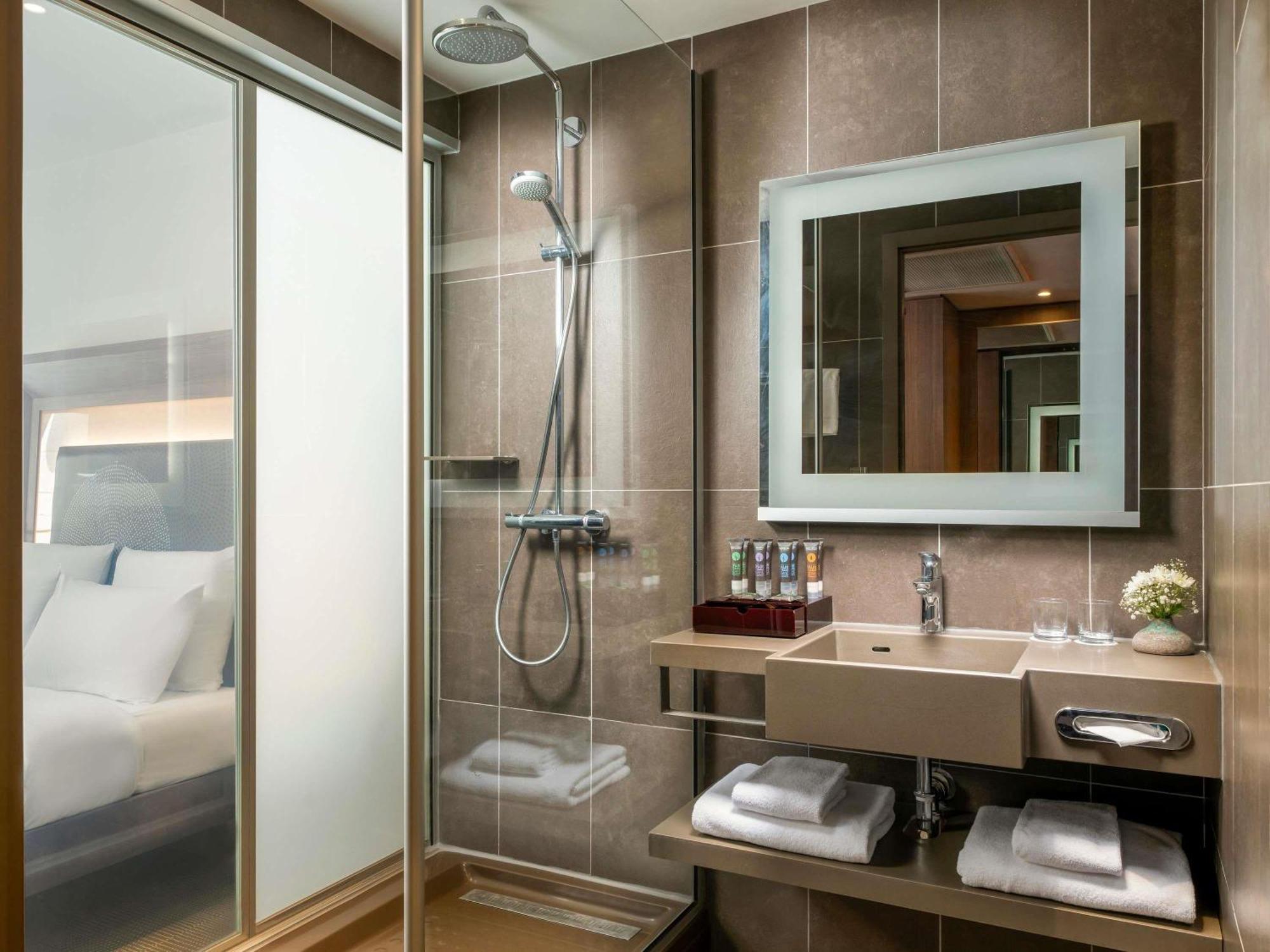 Executive Queen Room,1739472145:JPEG