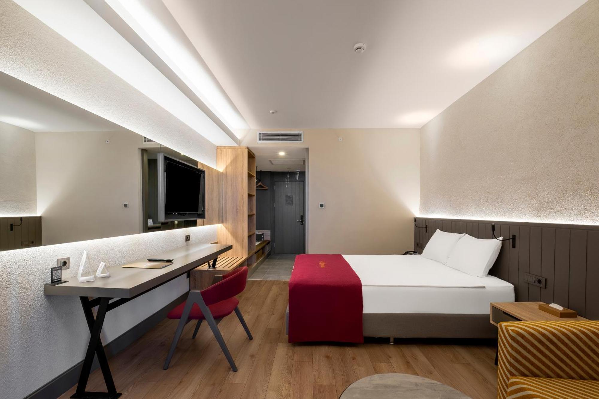 Large Double Room,1735235193:JPEG
