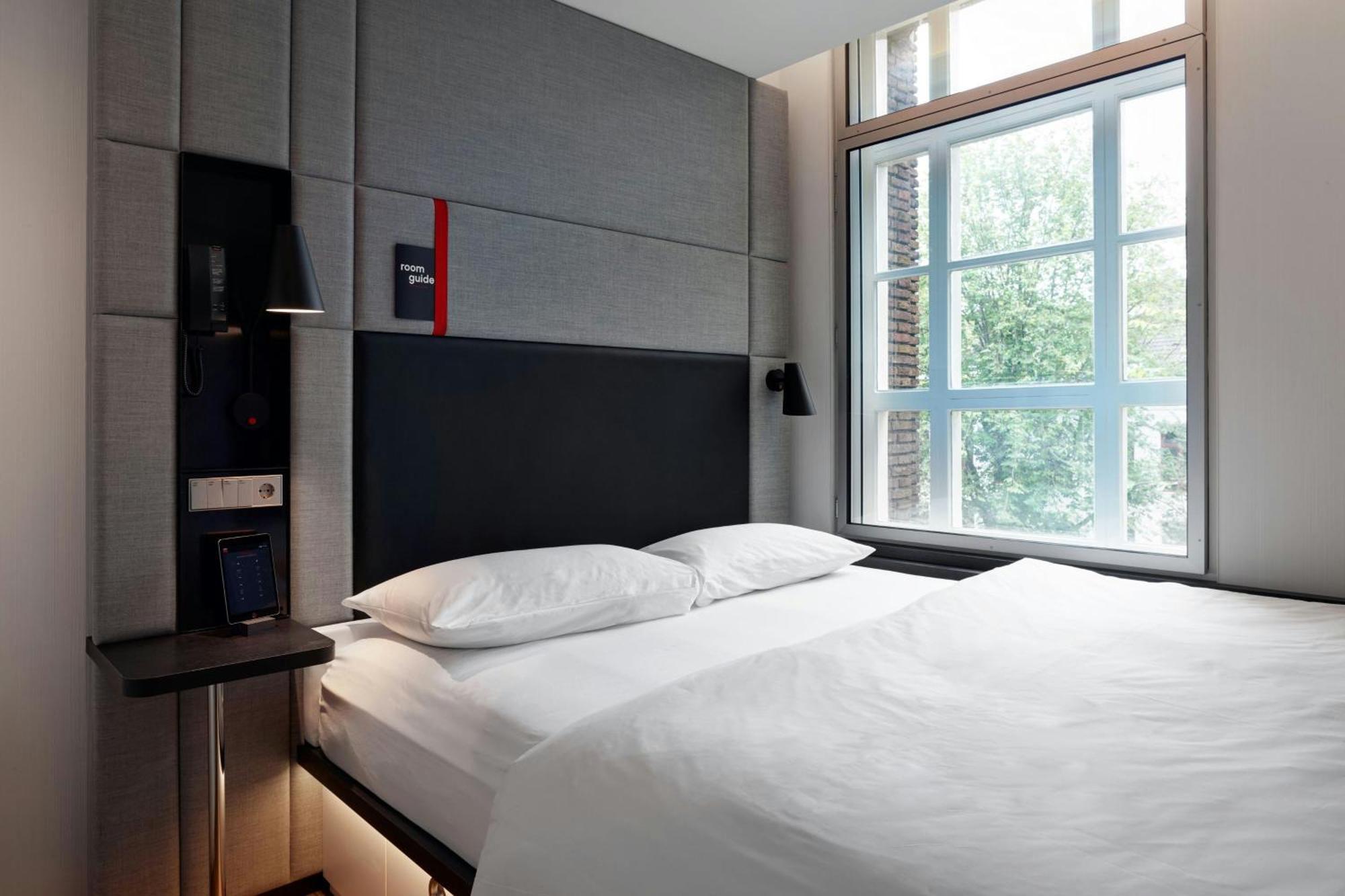 Chambre Lit King-Size Accessible aux Personnes à Mobilité Réduite