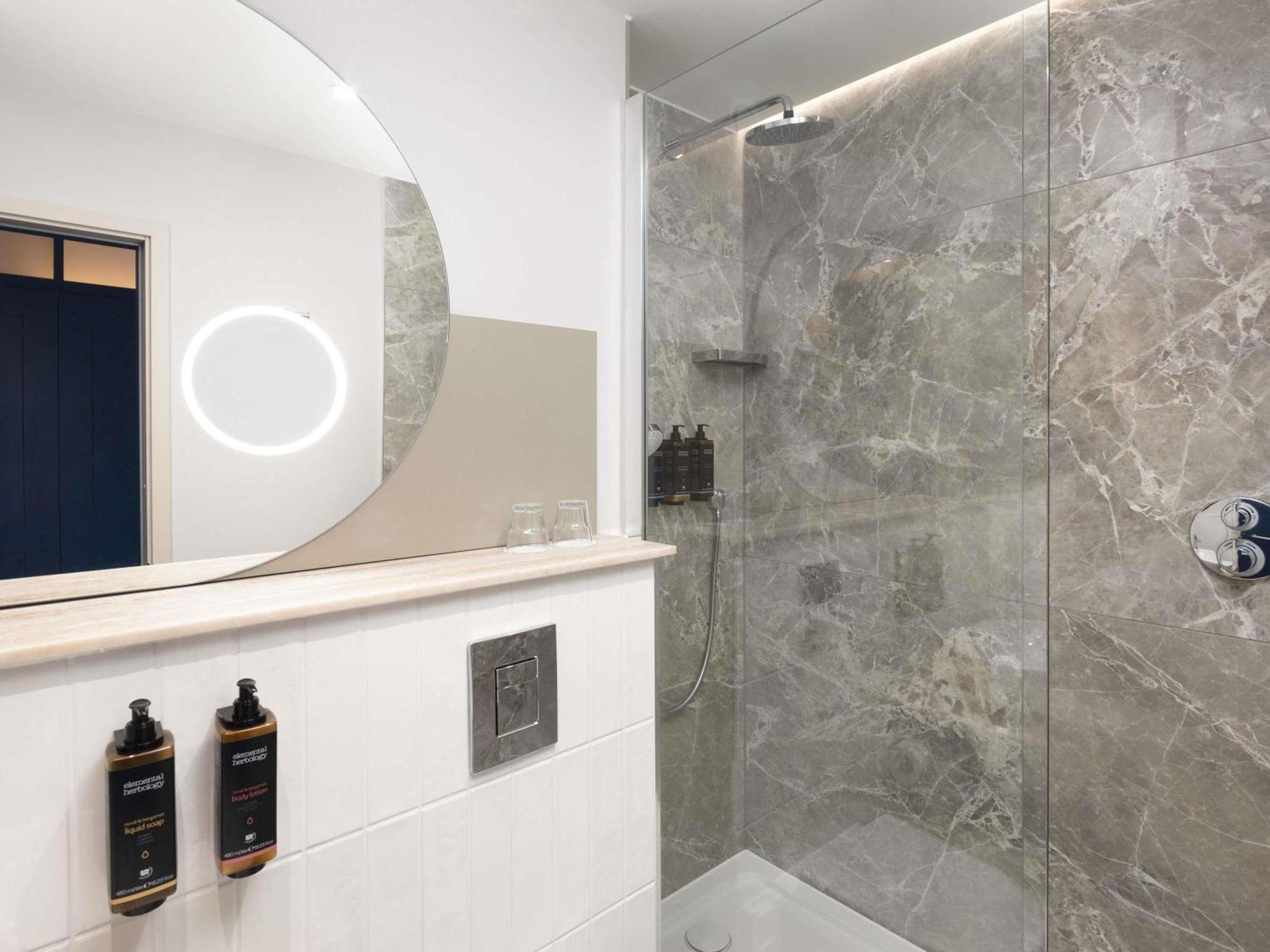 Classic Queen Room Rainfall Shower