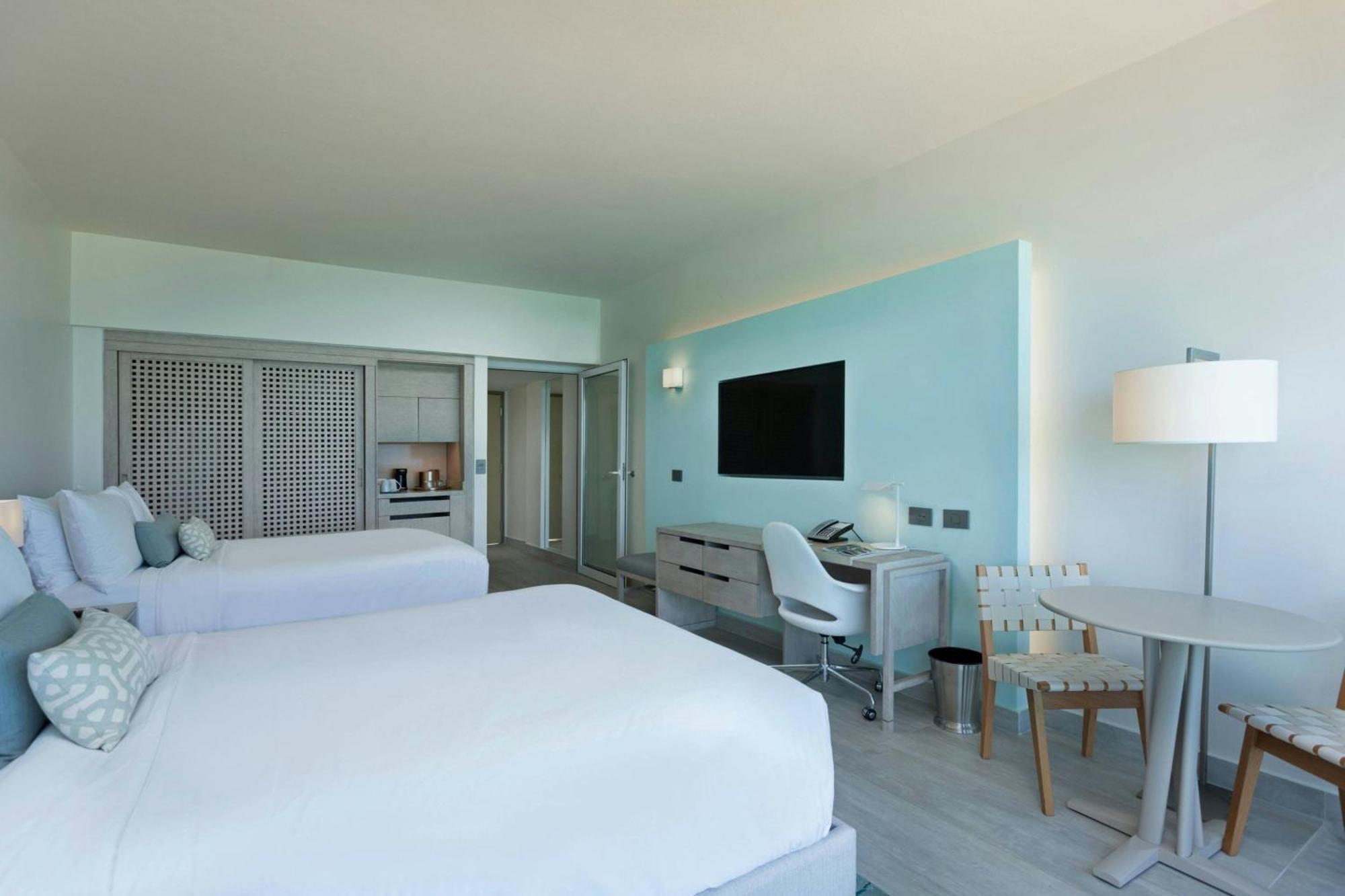 Deluxe Kamer met 2 Tweepersoonsbedden en Gedeeltelijk Uitzicht op Zee