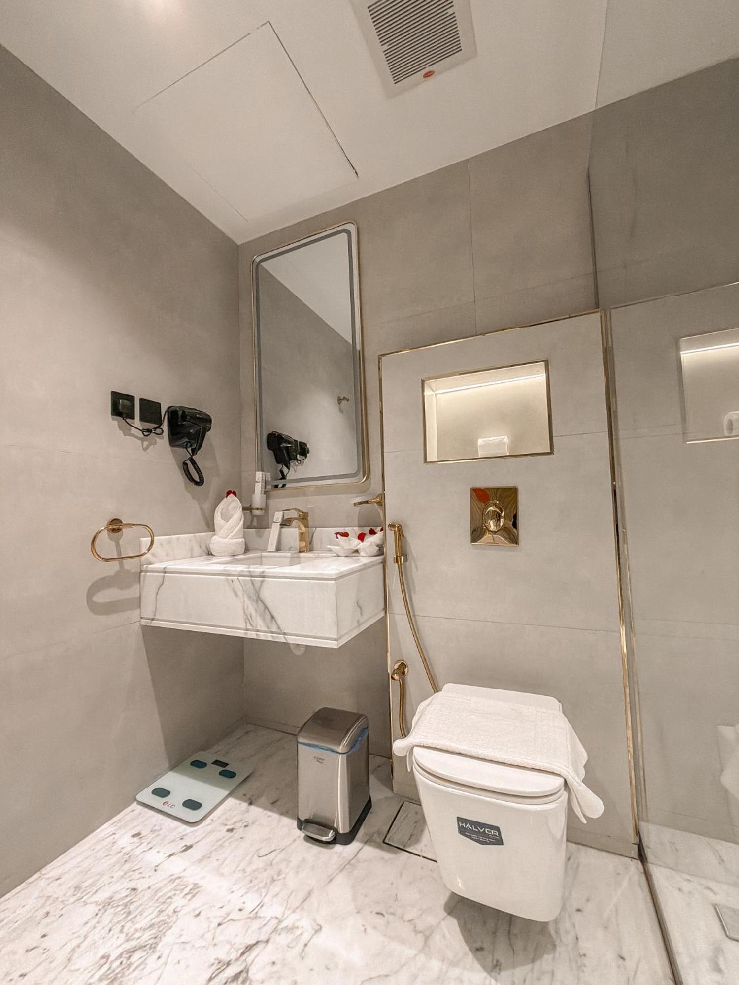 Suite with Hot Tub,1743024480:JPEG