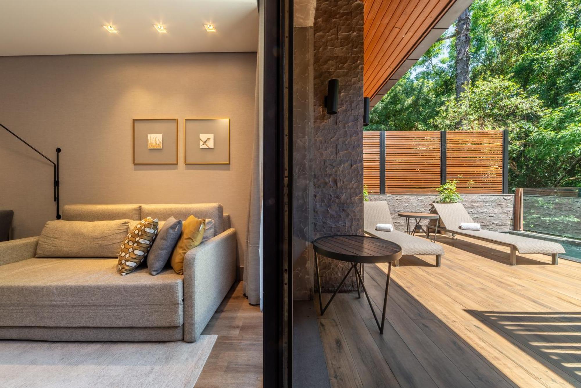 Deluxe Deck Suite