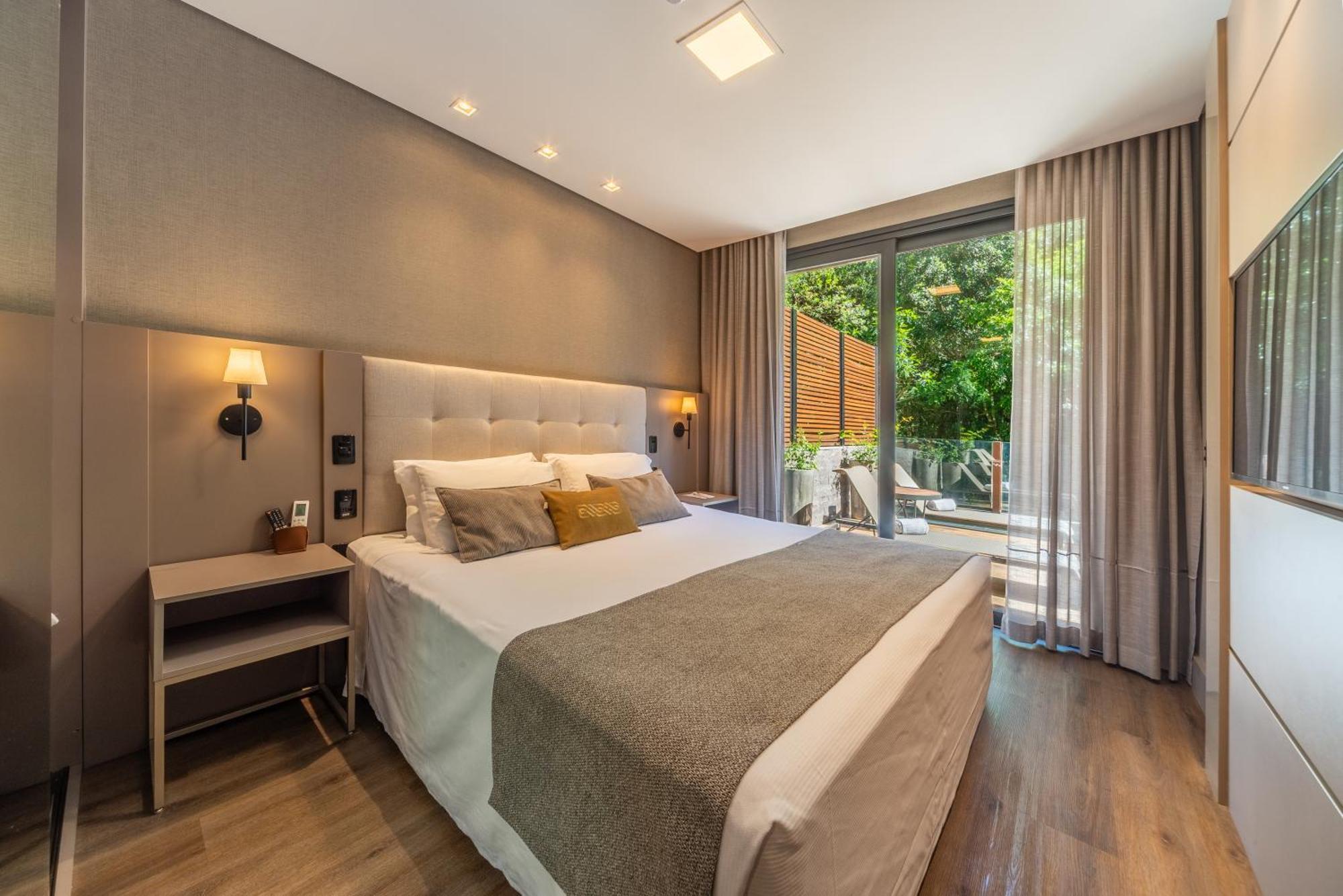 Deluxe Deck Suite