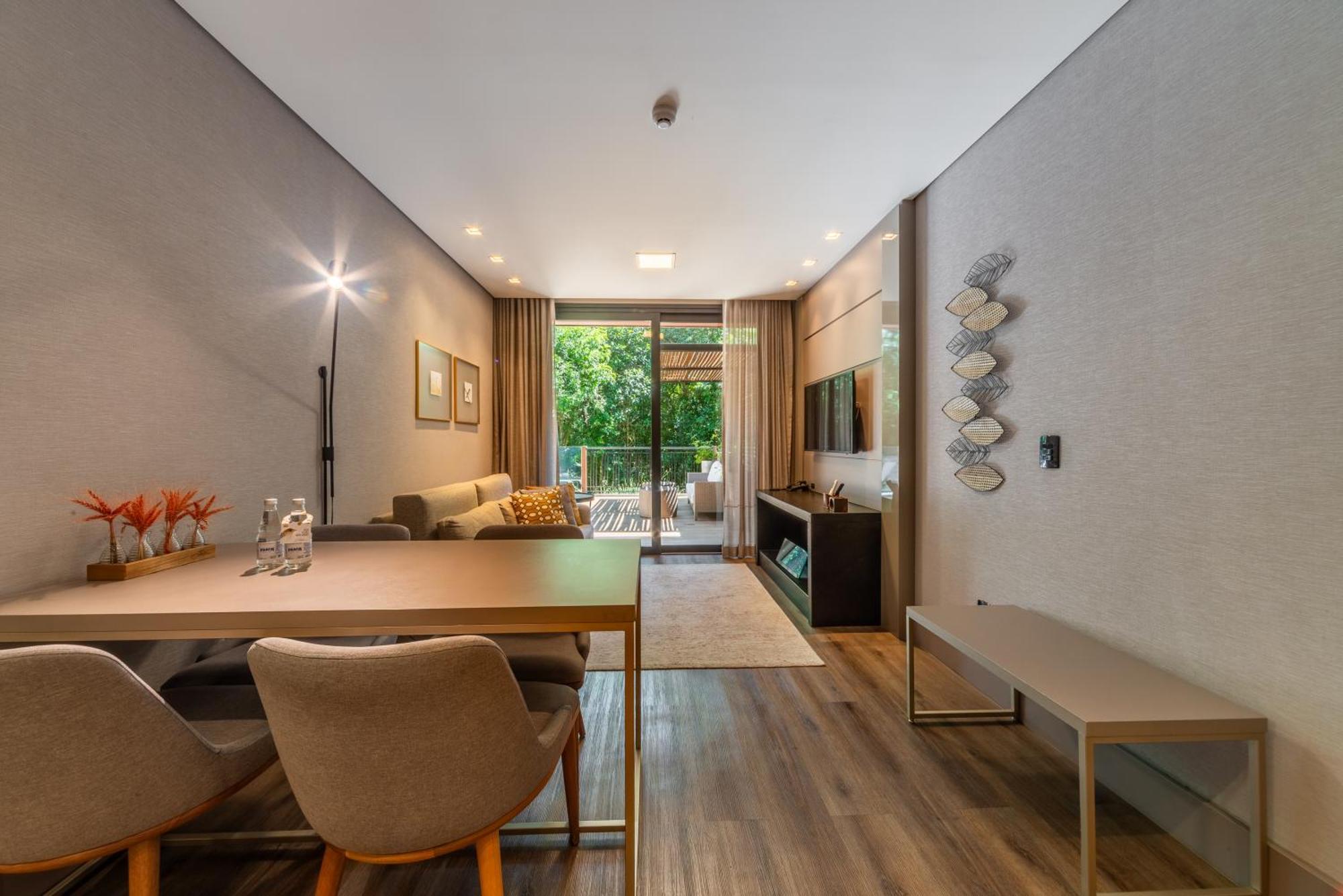 Deluxe Deck Suite
