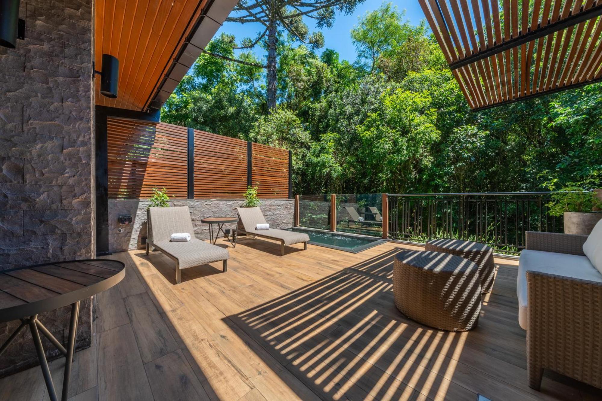 Deluxe Deck Suite