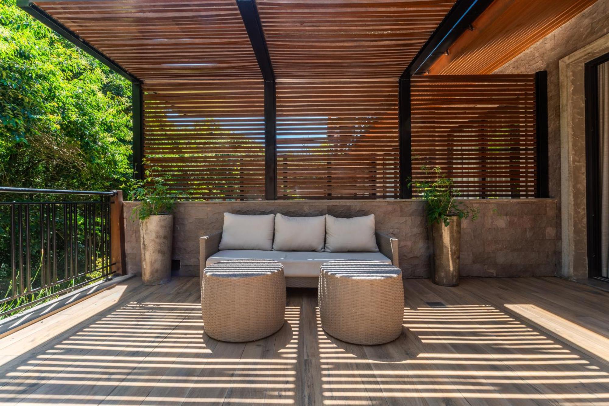 Deluxe Deck Suite