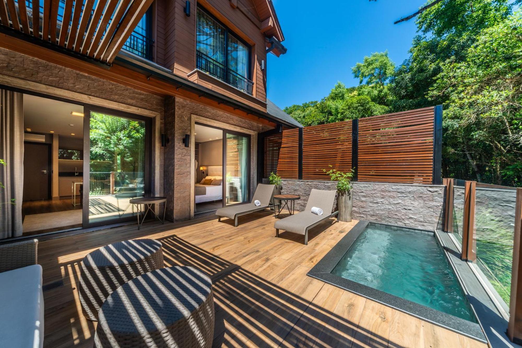 Deluxe Deck Suite