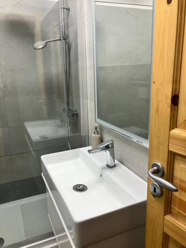 Camera Standard Doppia con Letti Singoli con Bagno in Comune