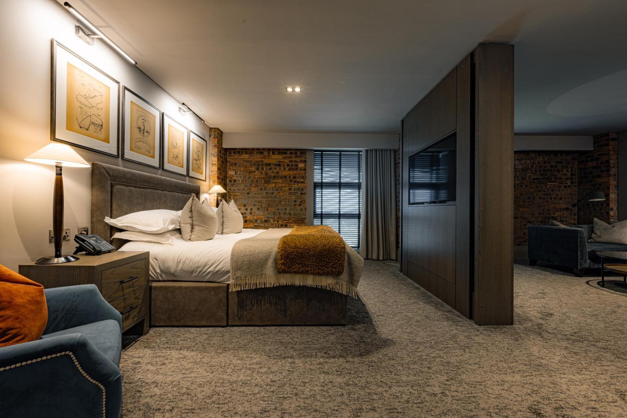 Signature Suite,1756433233:JPEG