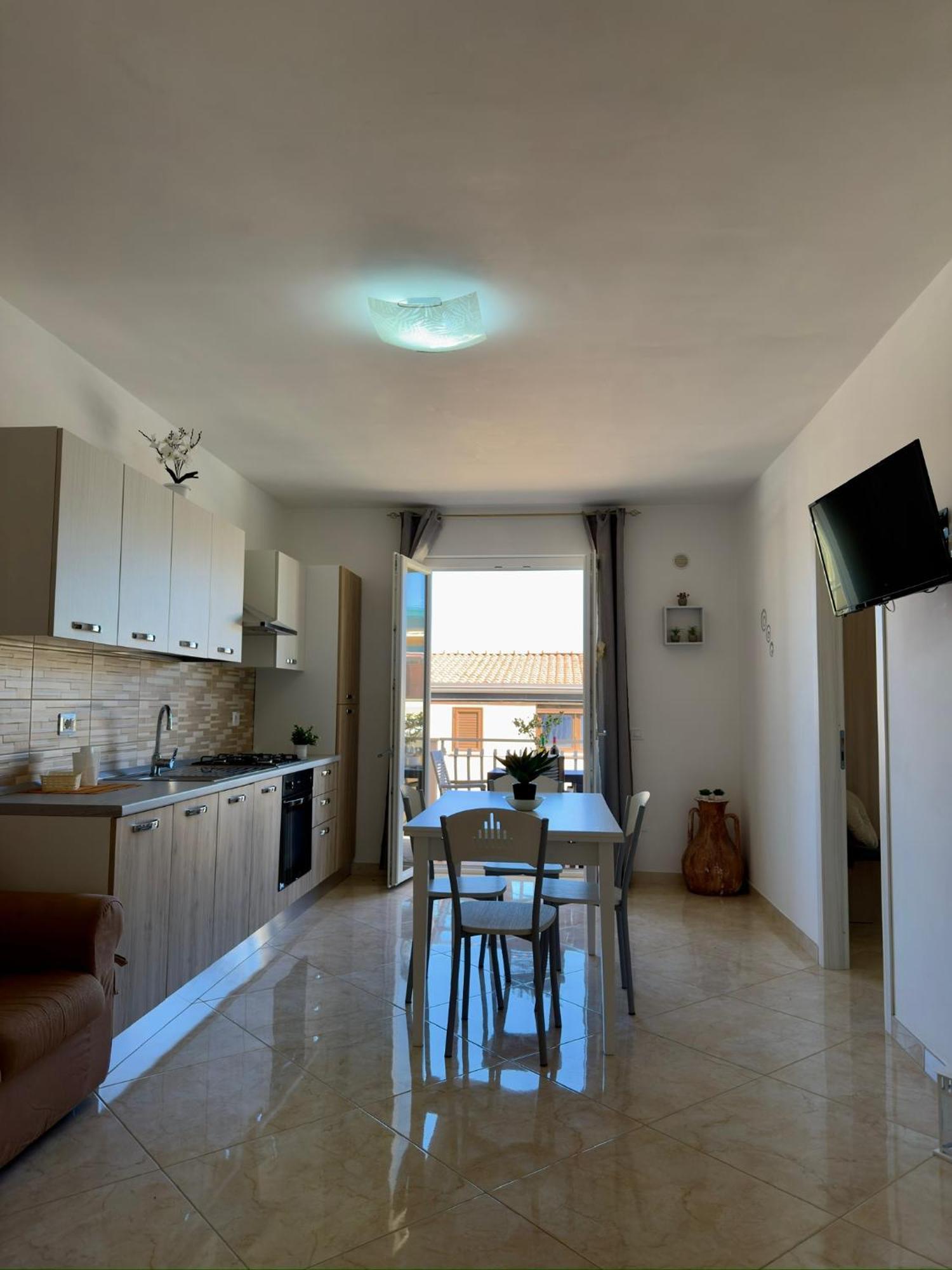 Appartamento con 2 Camere da Letto, Balcone e Vista mare