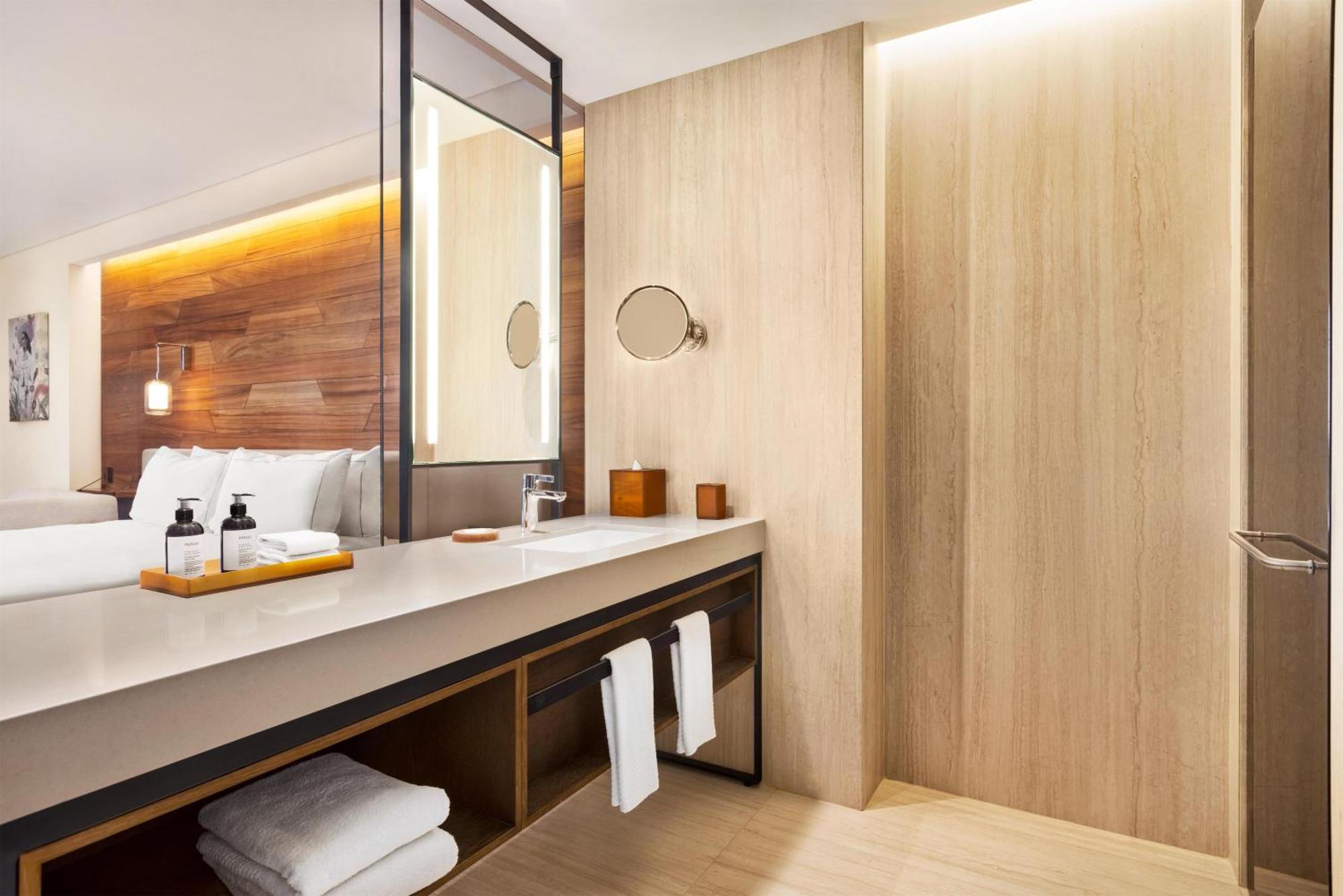 Quarto de Canto com Cama King-size e Vista do Mar