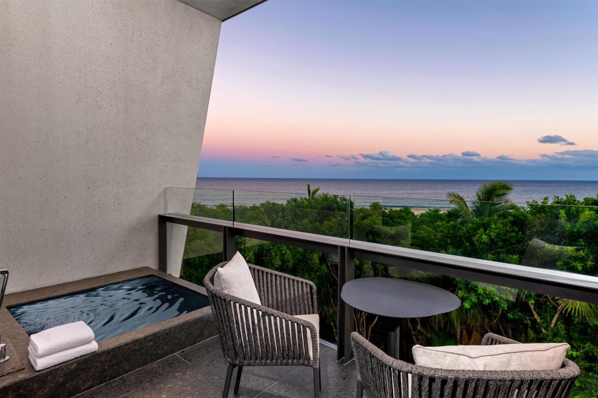 Quarto Queen com 2 Camas Queen-size e Vista do Oceano