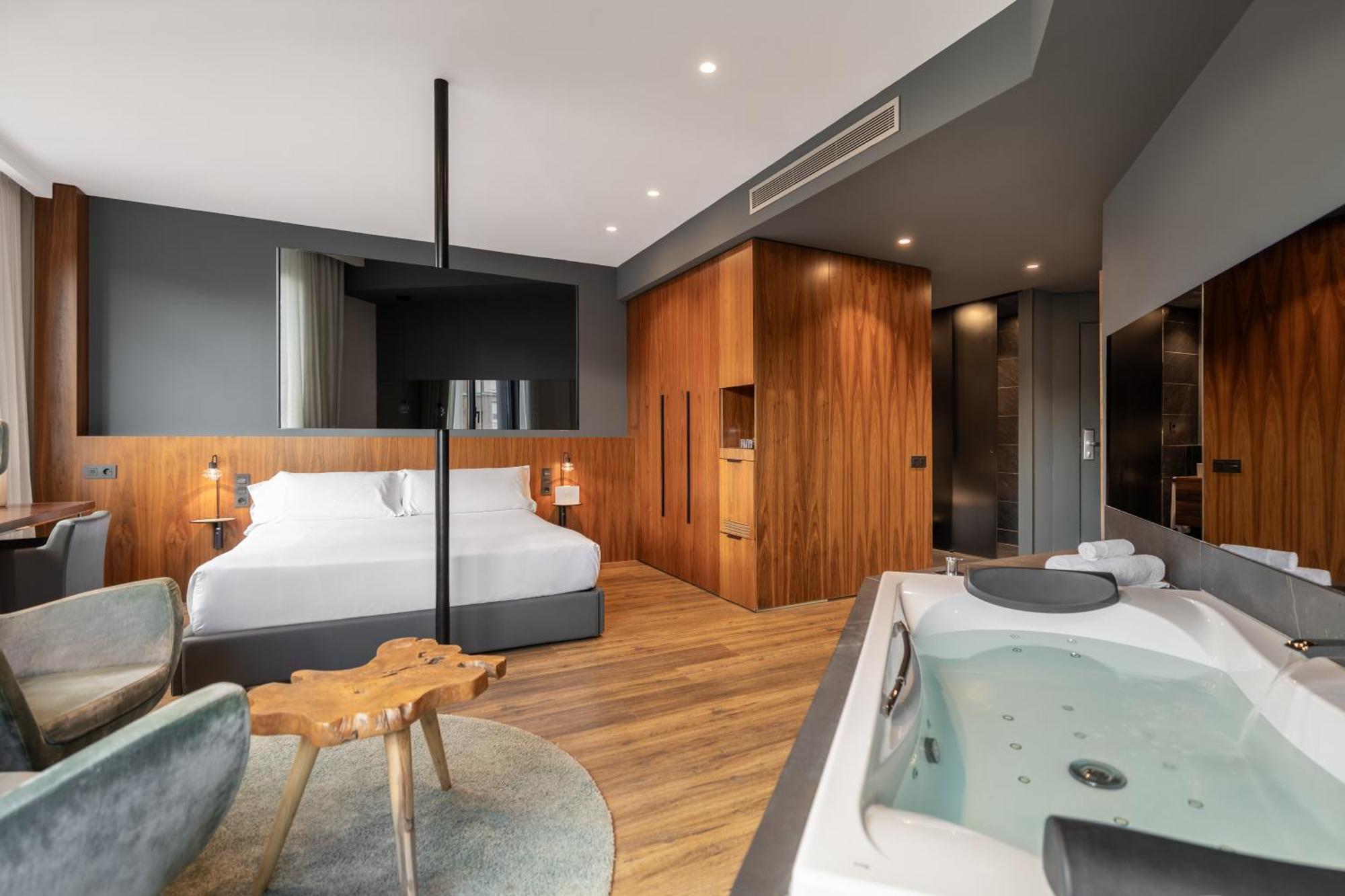Suite with Hot Tub