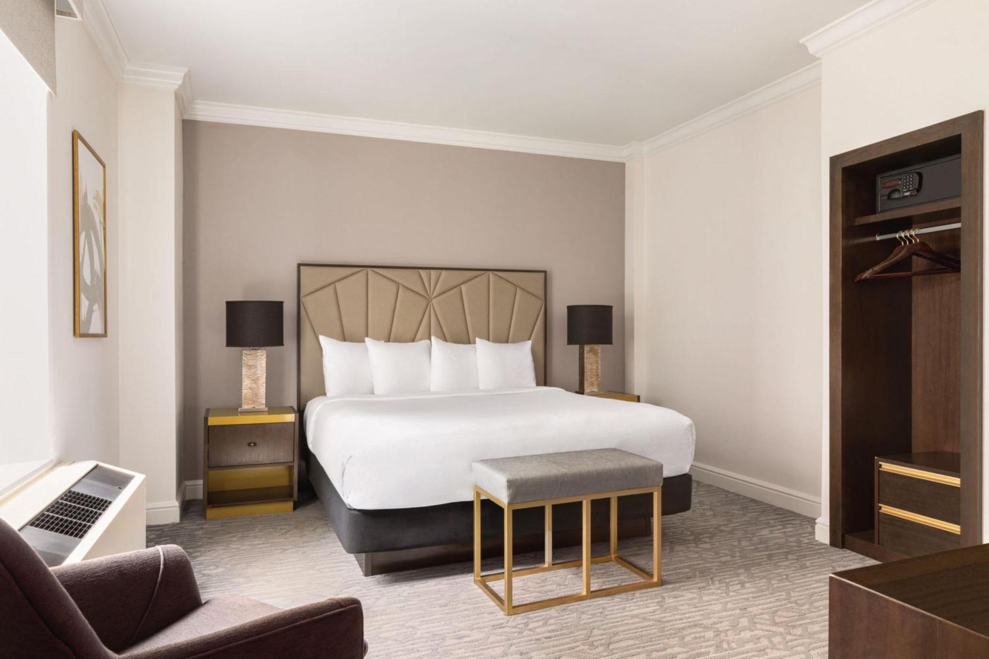 Habitación con cama extragrande.