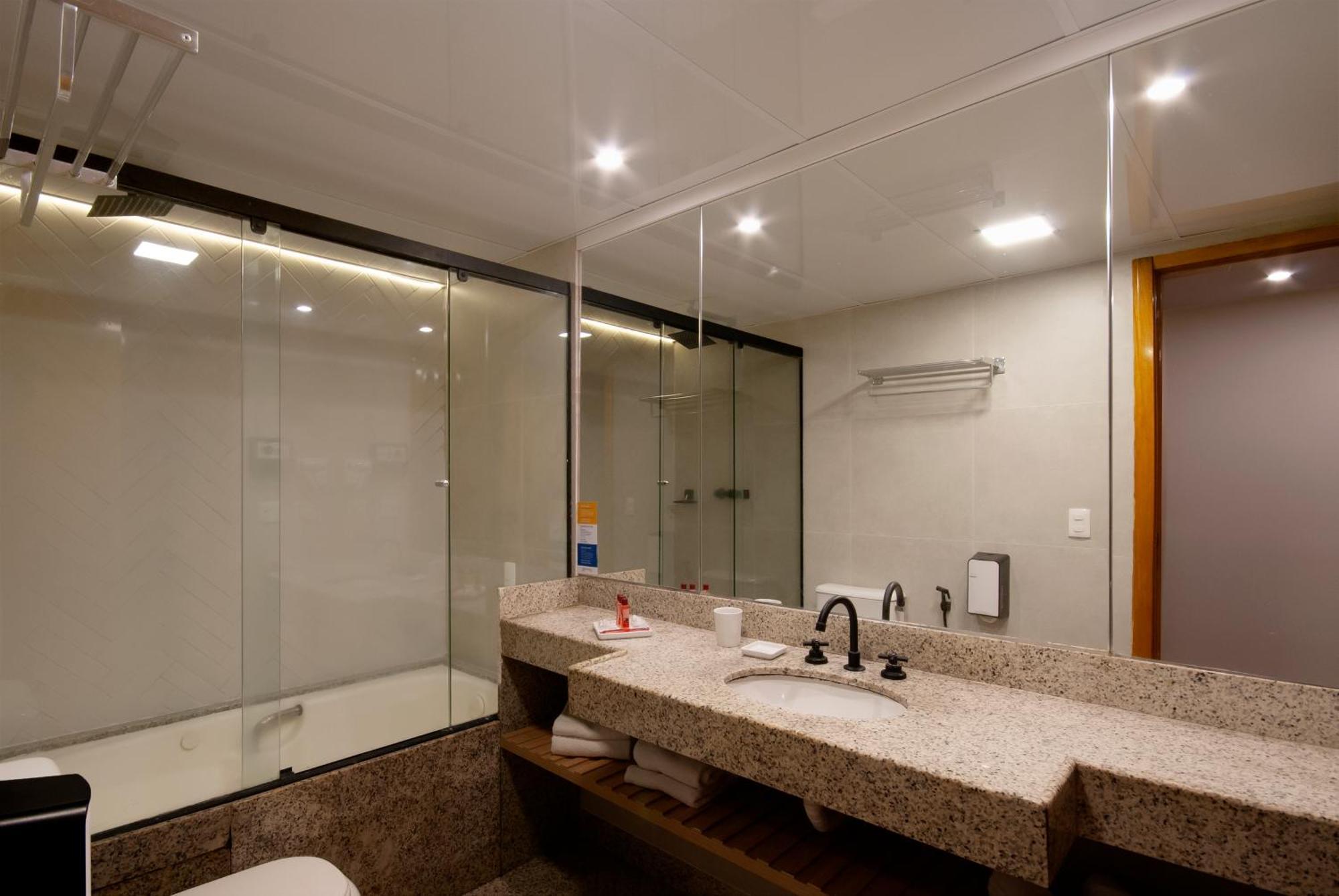 Quarto Deluxe com Cama de Casal ou 2 de Solteiro e Banheira de Hidromassagem
