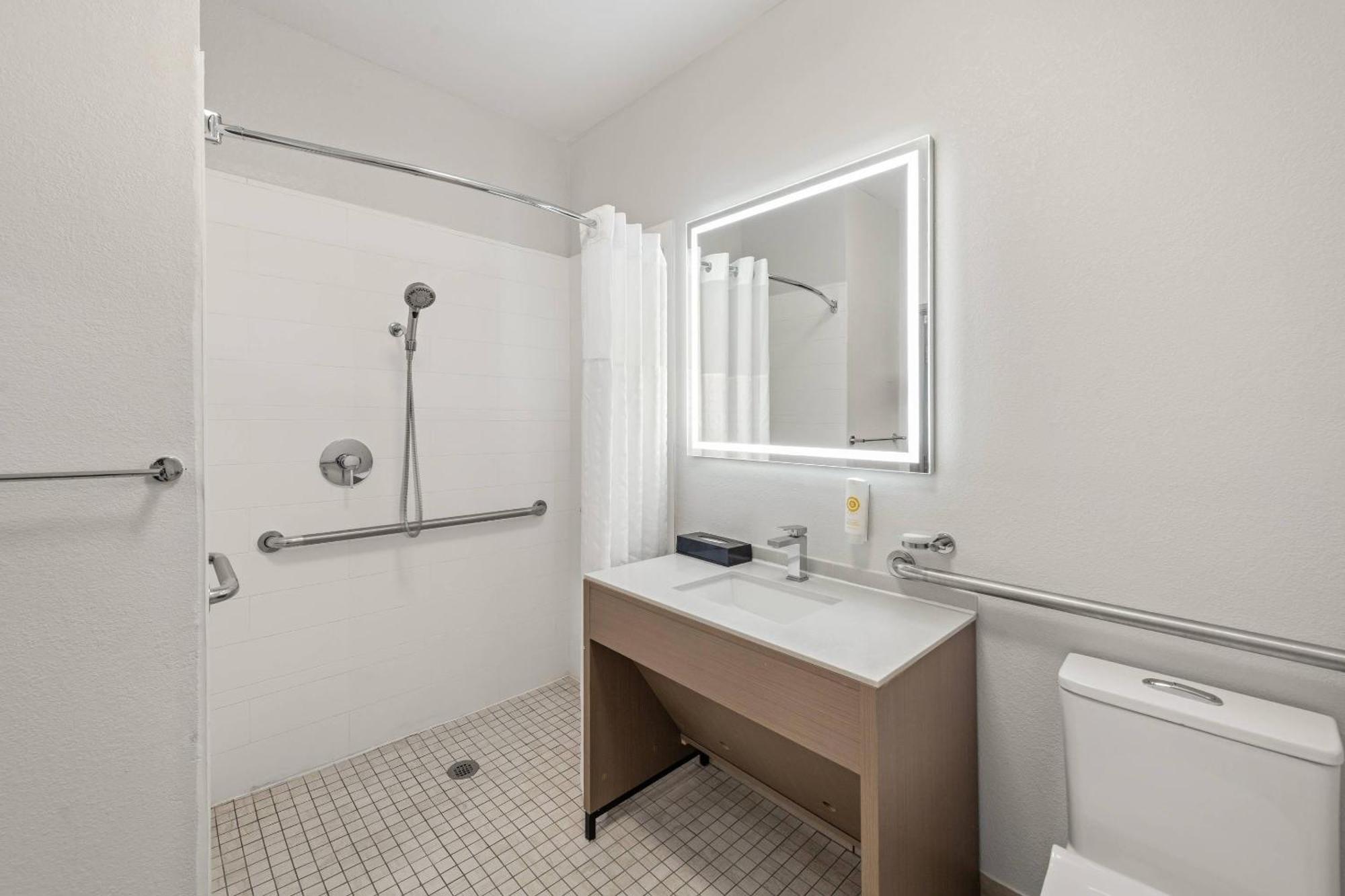 King Room Roll Shower Disability Access or Non Smoking