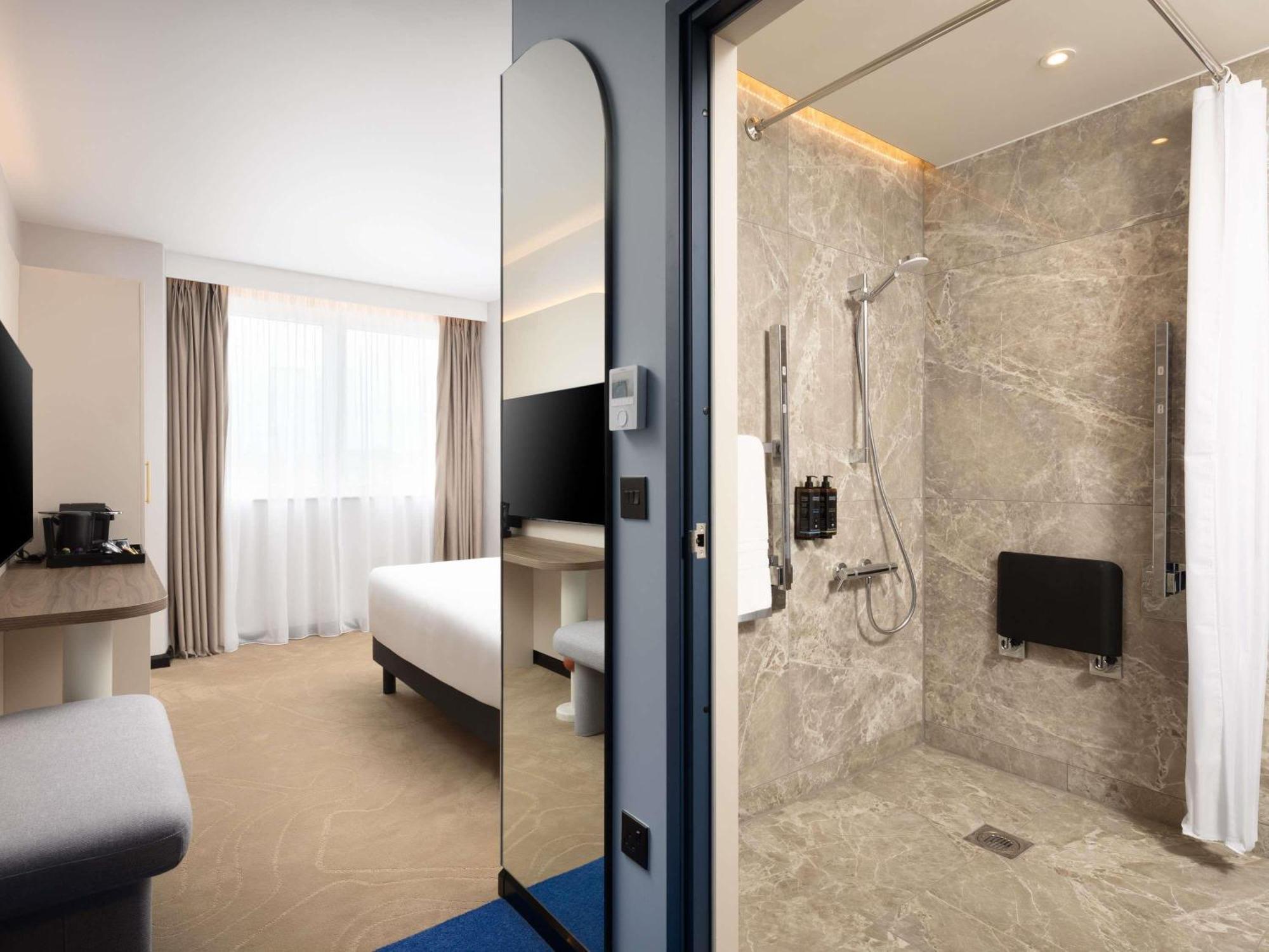 Standard Double Room City View Mobility Accessible