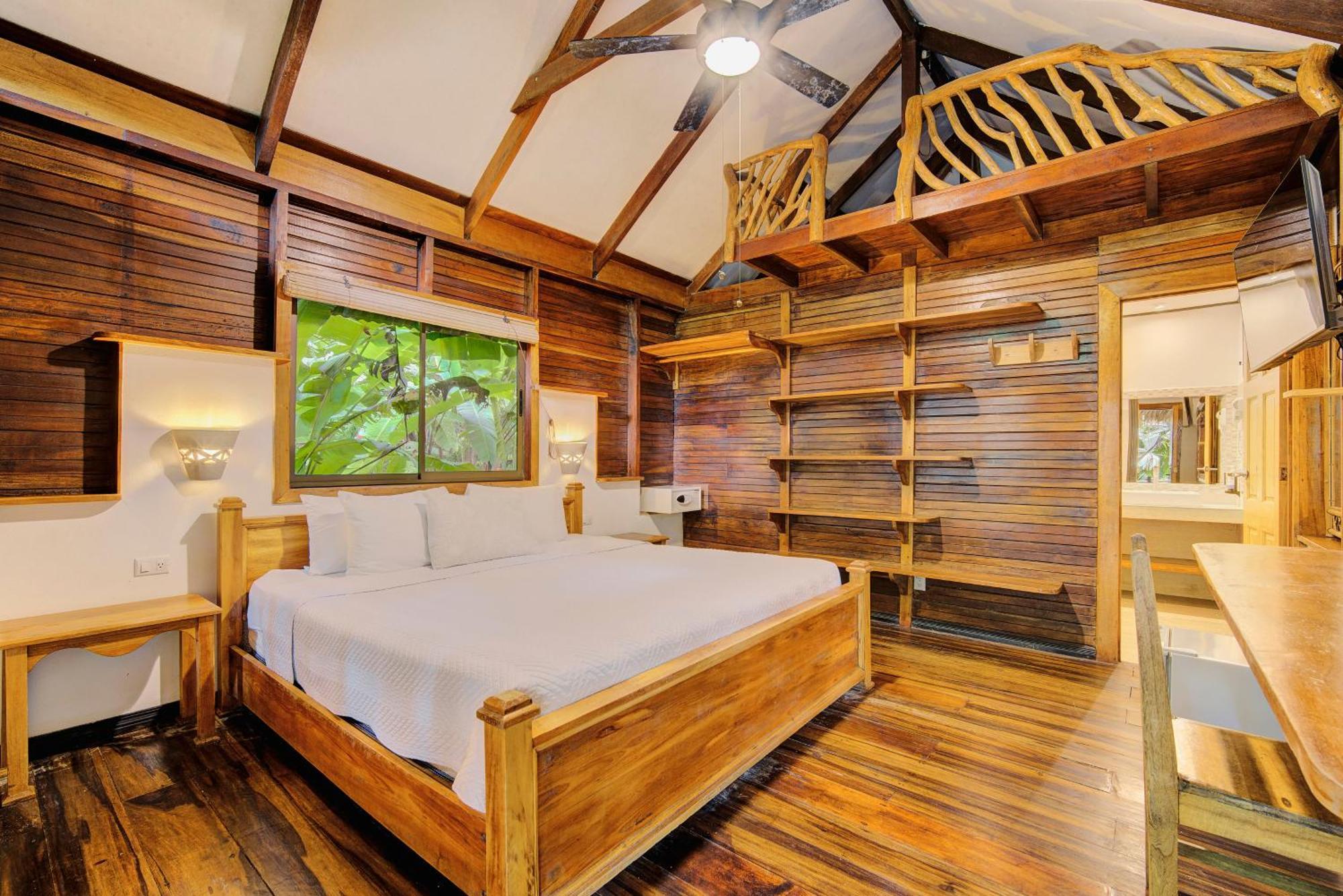 Bungalow con cama extragrande y vistas a la selva