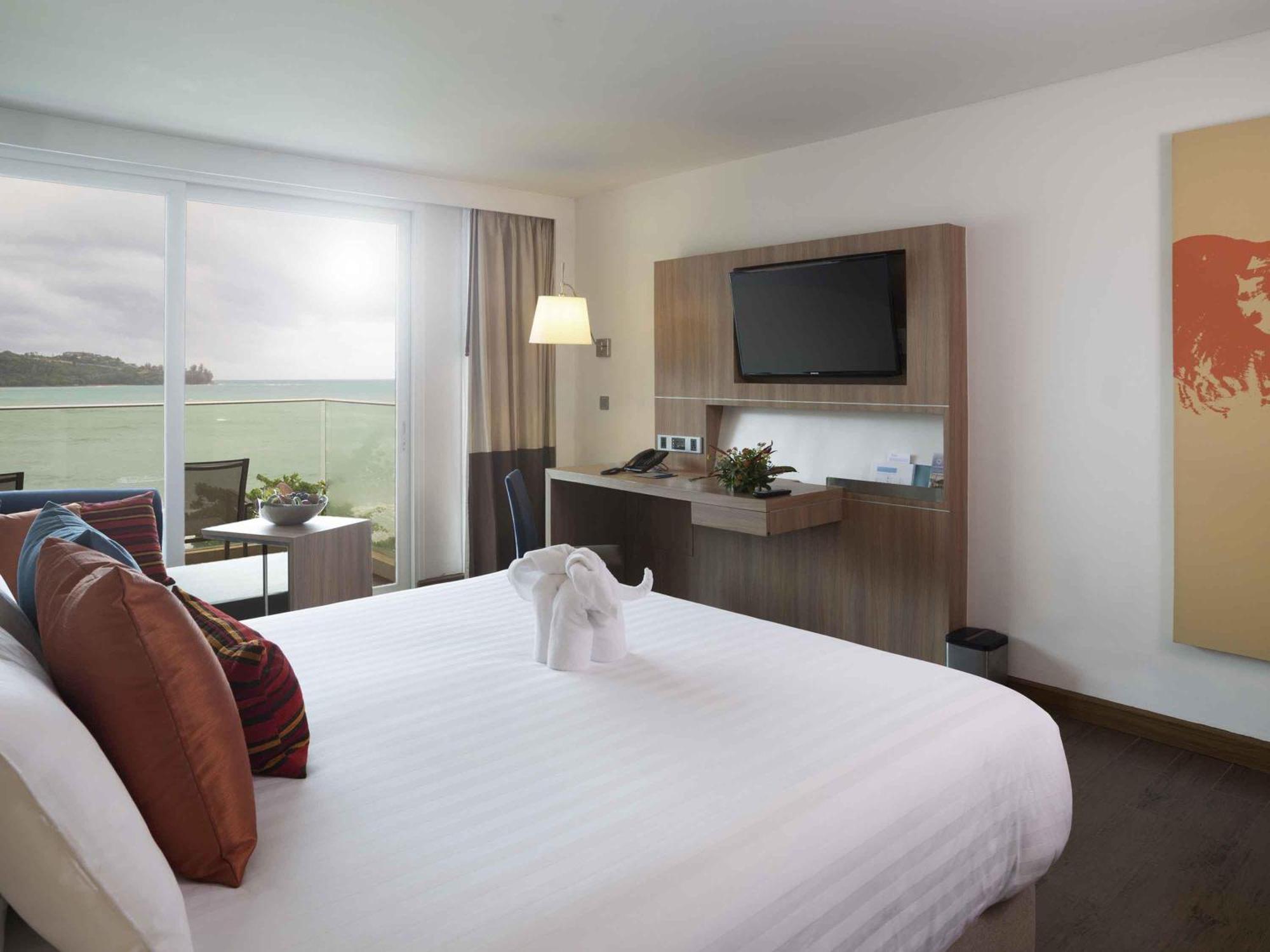 Habitación con cama extragrande y vistas al mar
