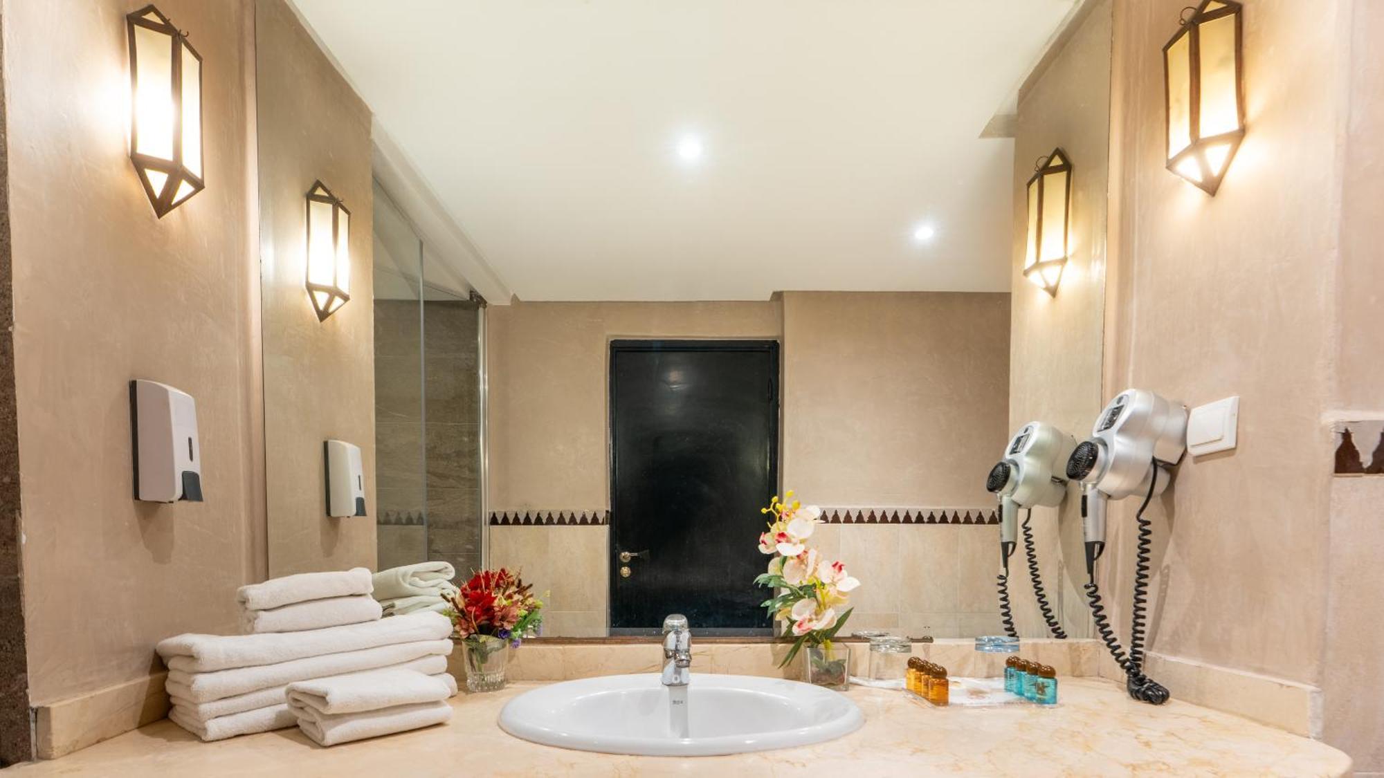Chambre Double - Vue sur Piscine (2 Adultes & 1 Enfant Moins de 12 Ans)