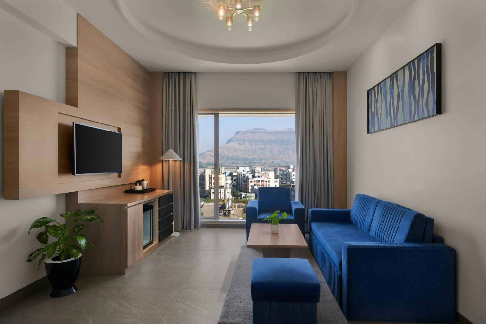 One-Bedroom Hazel King Suite with Sofa Bed and Mountain View