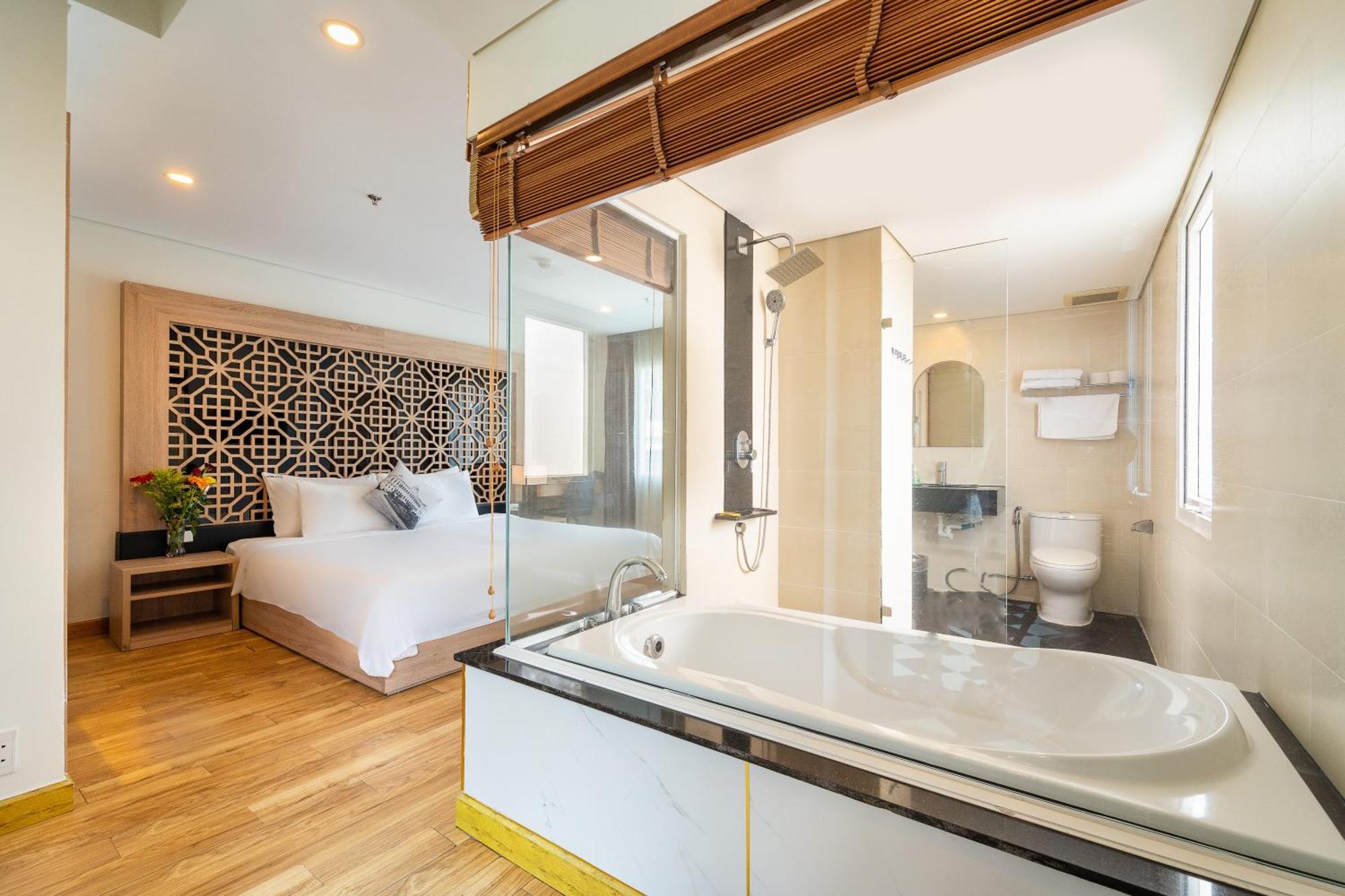 King Suite with Bathtub