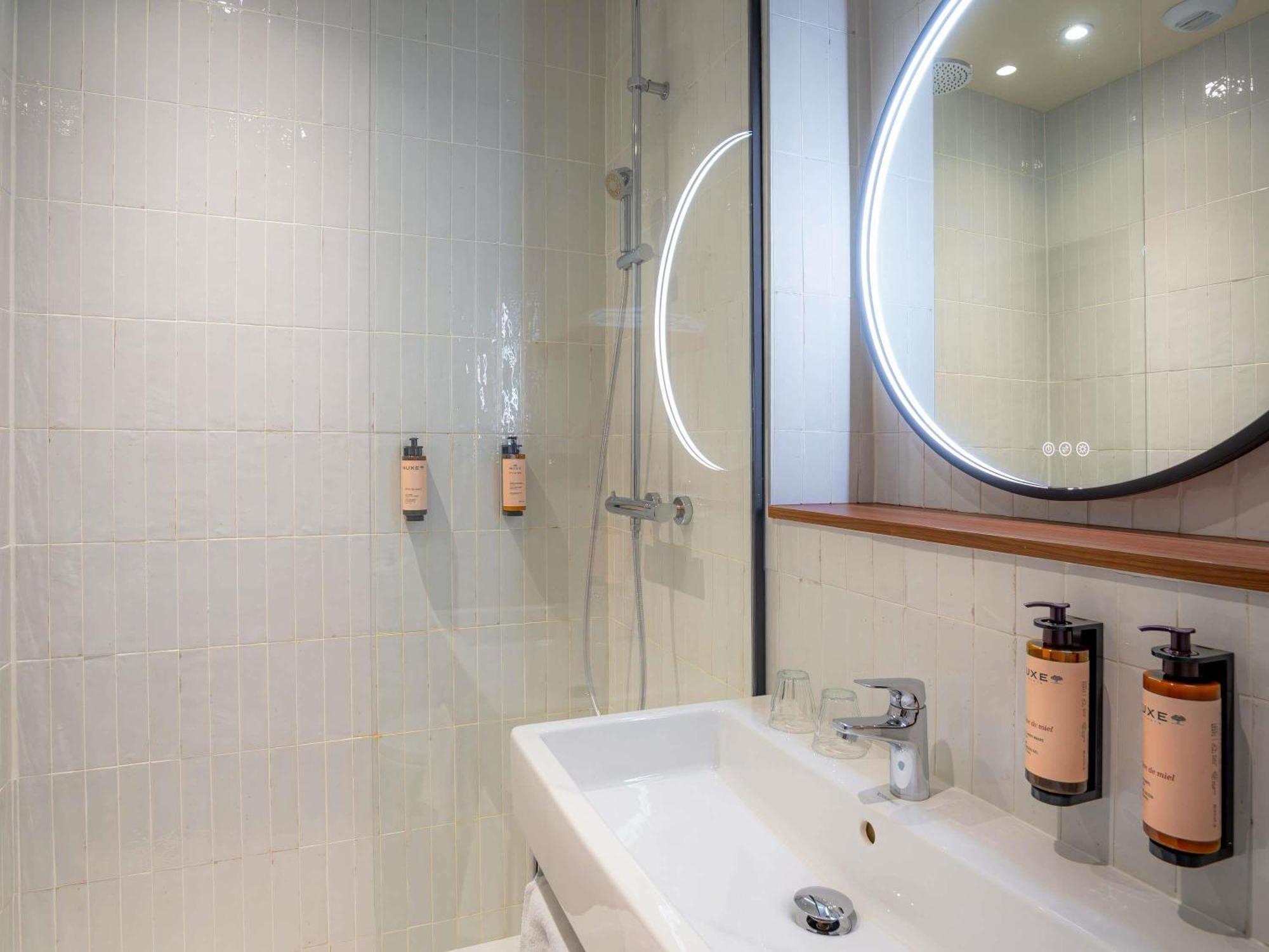 Habitación Privilege con cama doble grande y sofá cama para 1 persona