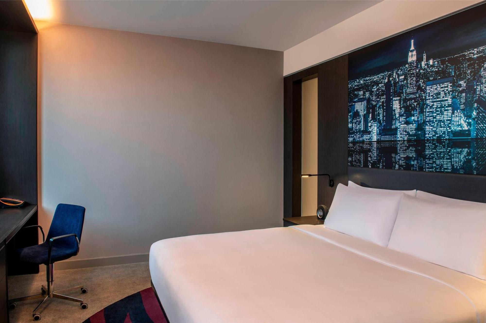 Aloft-kamer met kingsize bed - uitzicht op de stad