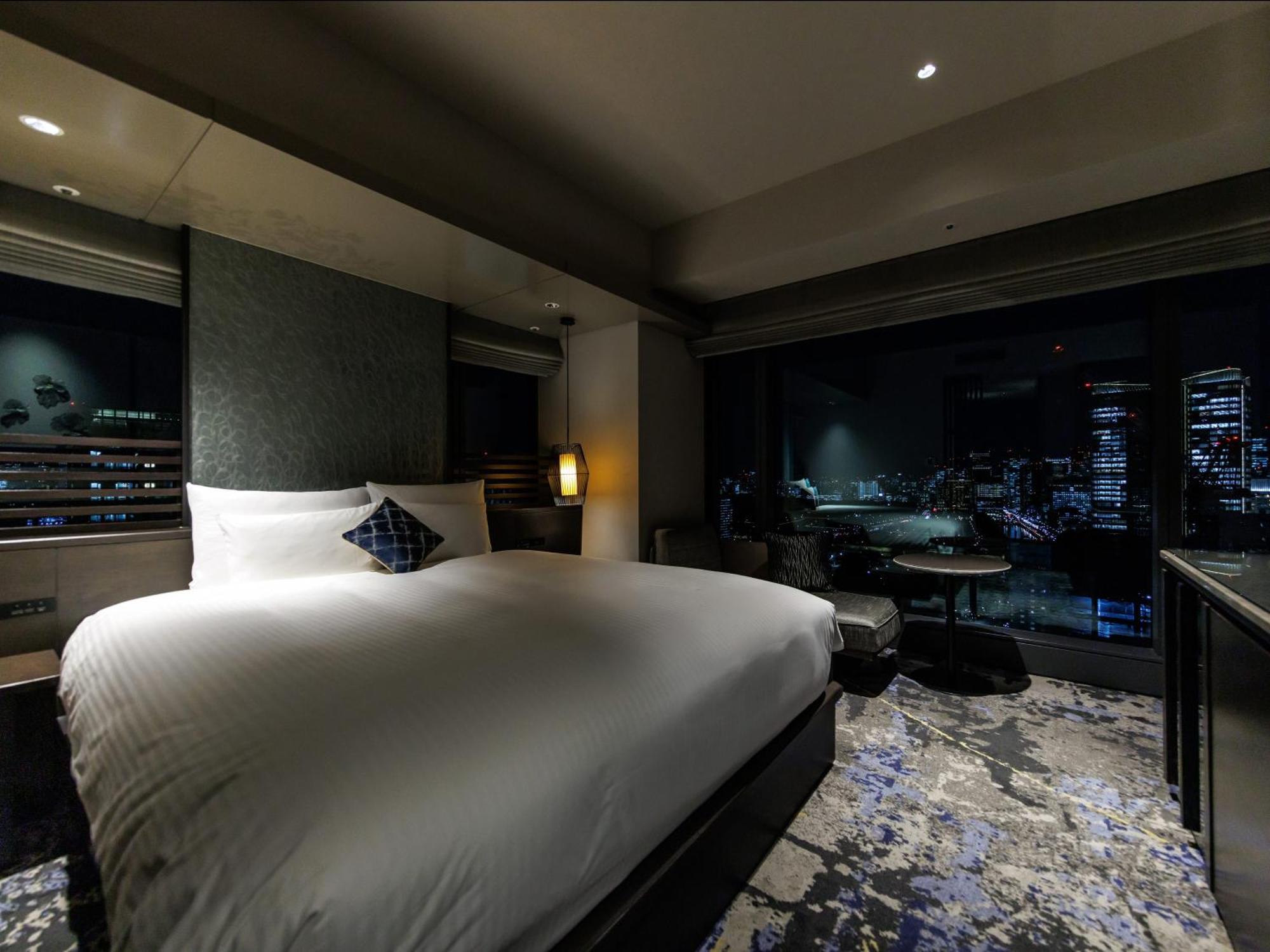 Deluxe Corner King Room