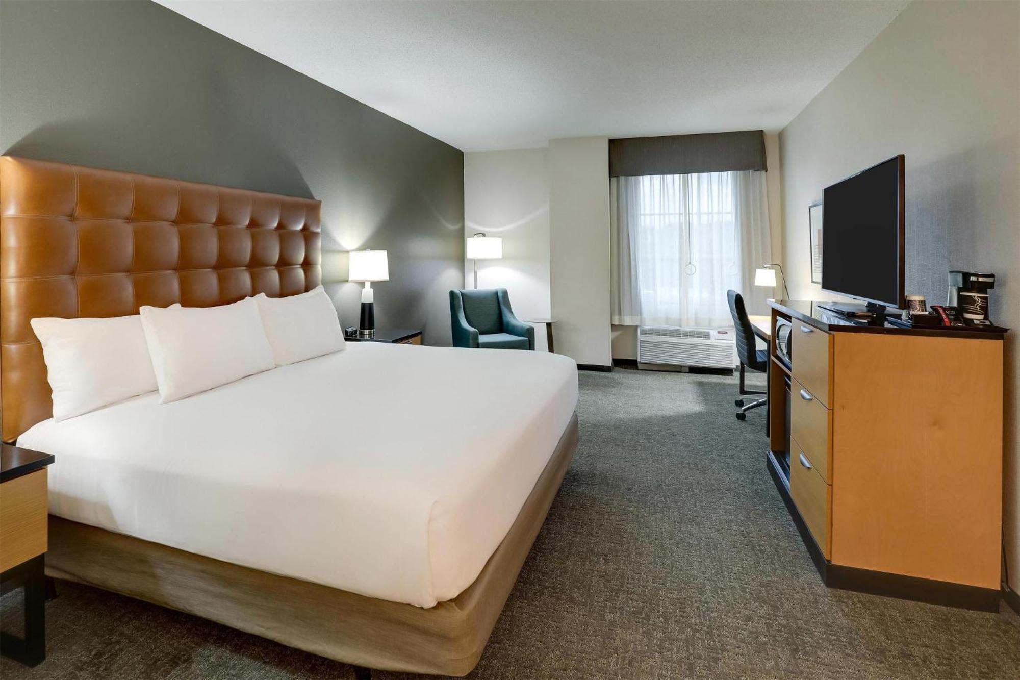 Deluxe King Room Accessible Tub