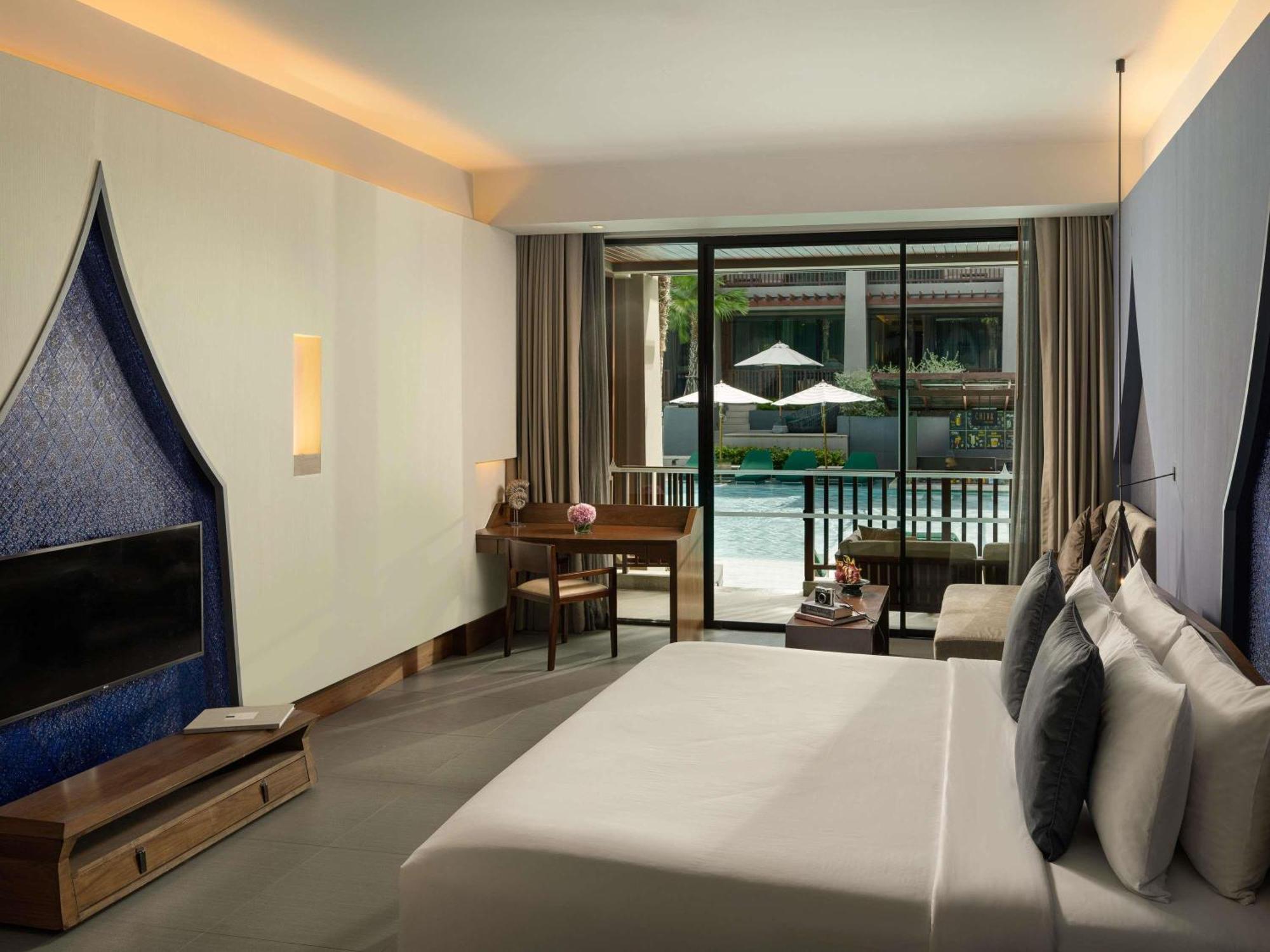 Deluxe King Room Pool Access