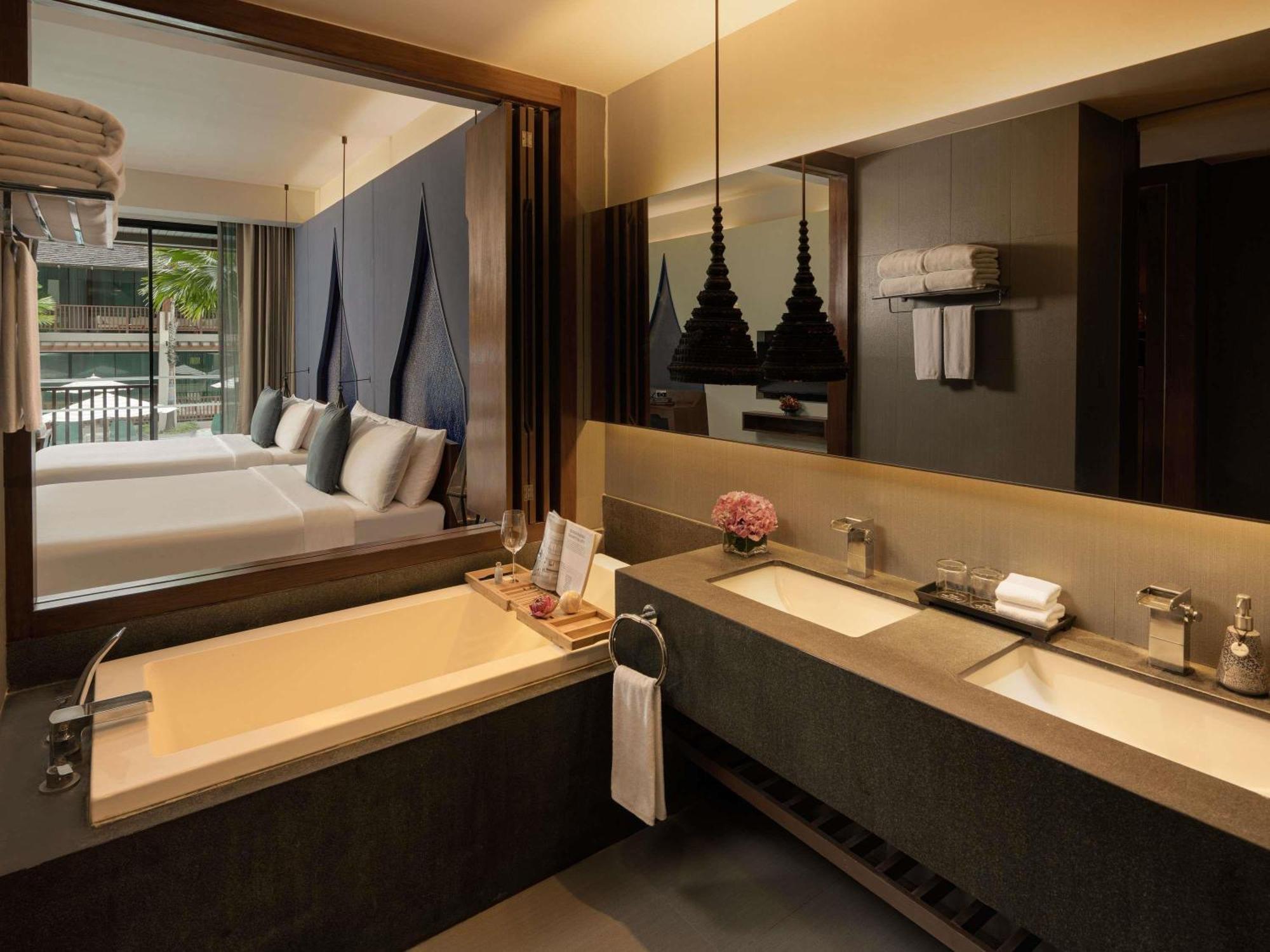 Deluxe King Room Pool Access