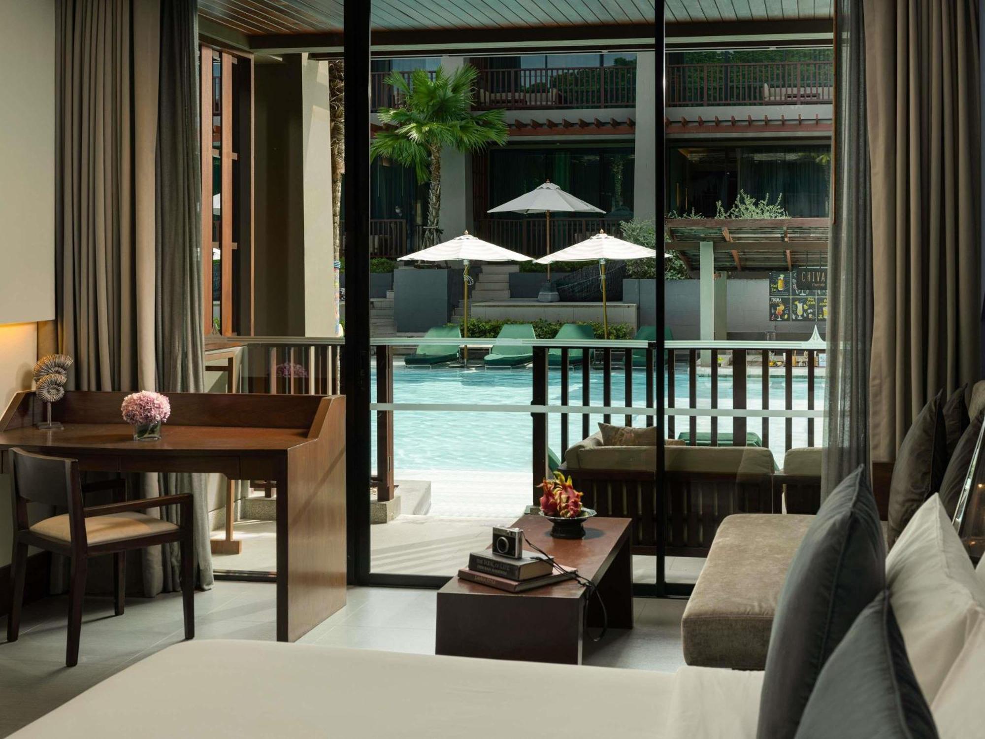 Deluxe King Room Pool Access