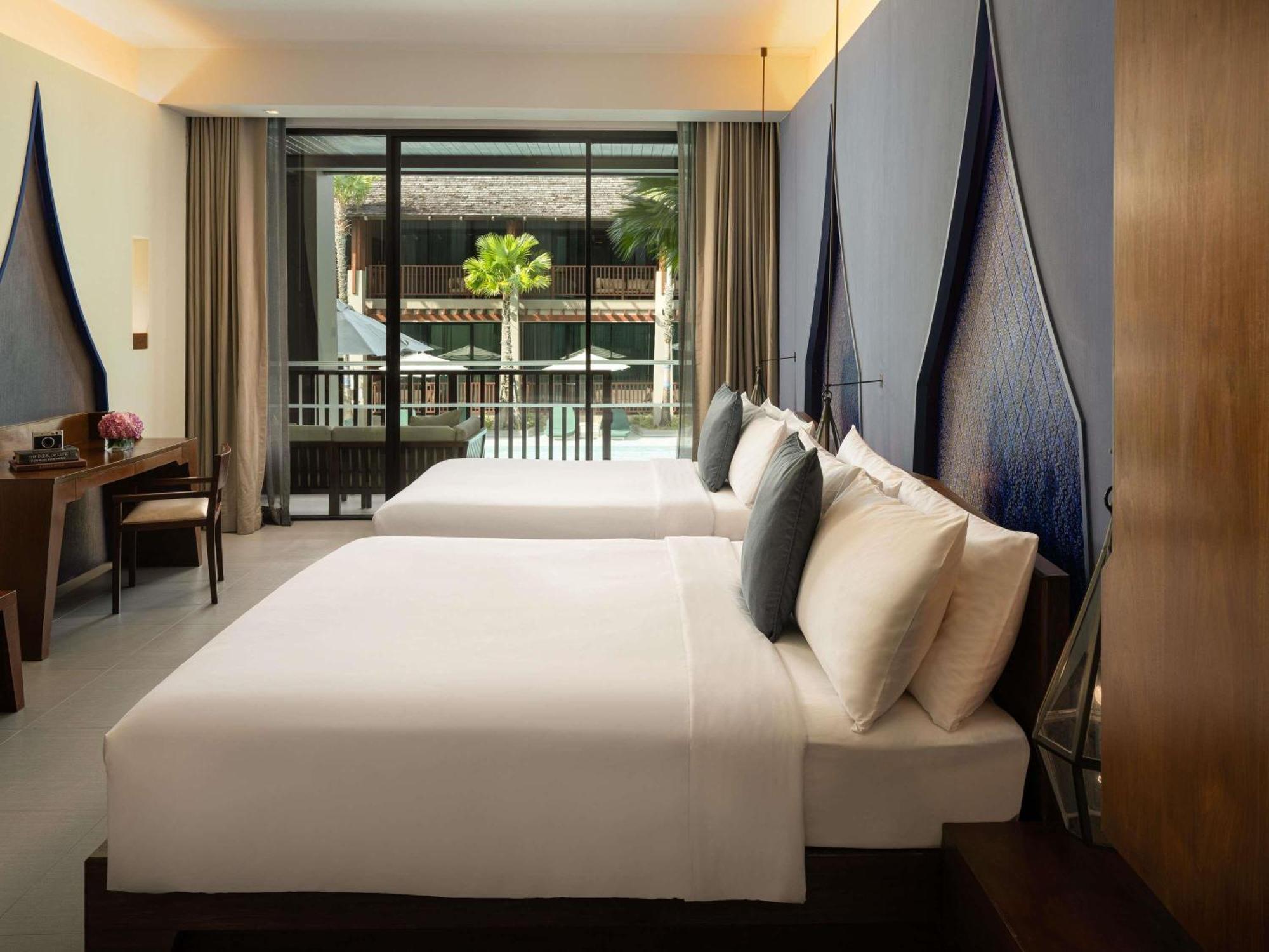 Deluxe King Room Pool Access