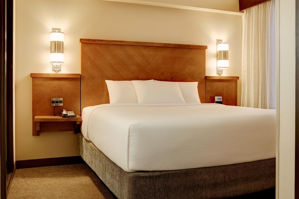 Quarto com Cama King-size e Sofá-Cama - Andar Alto